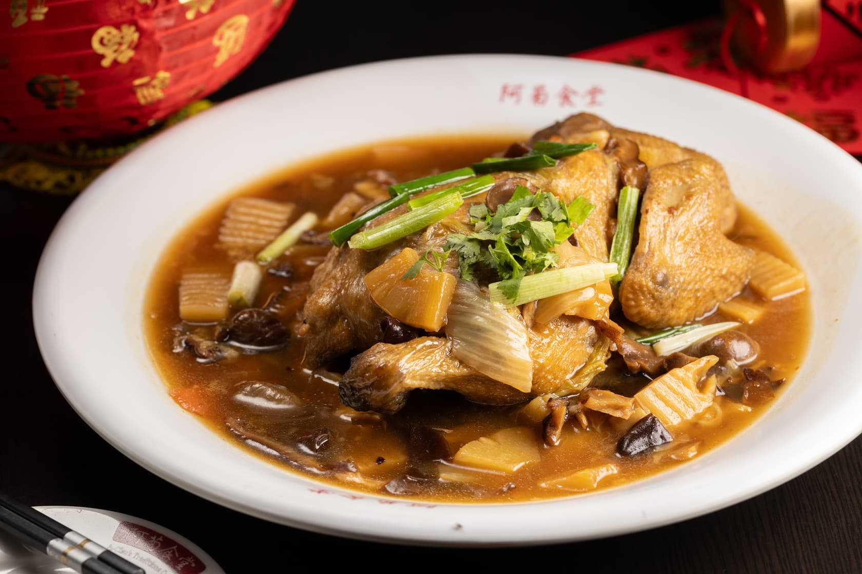 「鳳梨栗子雞」是台南古早味，雞肉軟爛，醬汁酸甜。（750元／份）