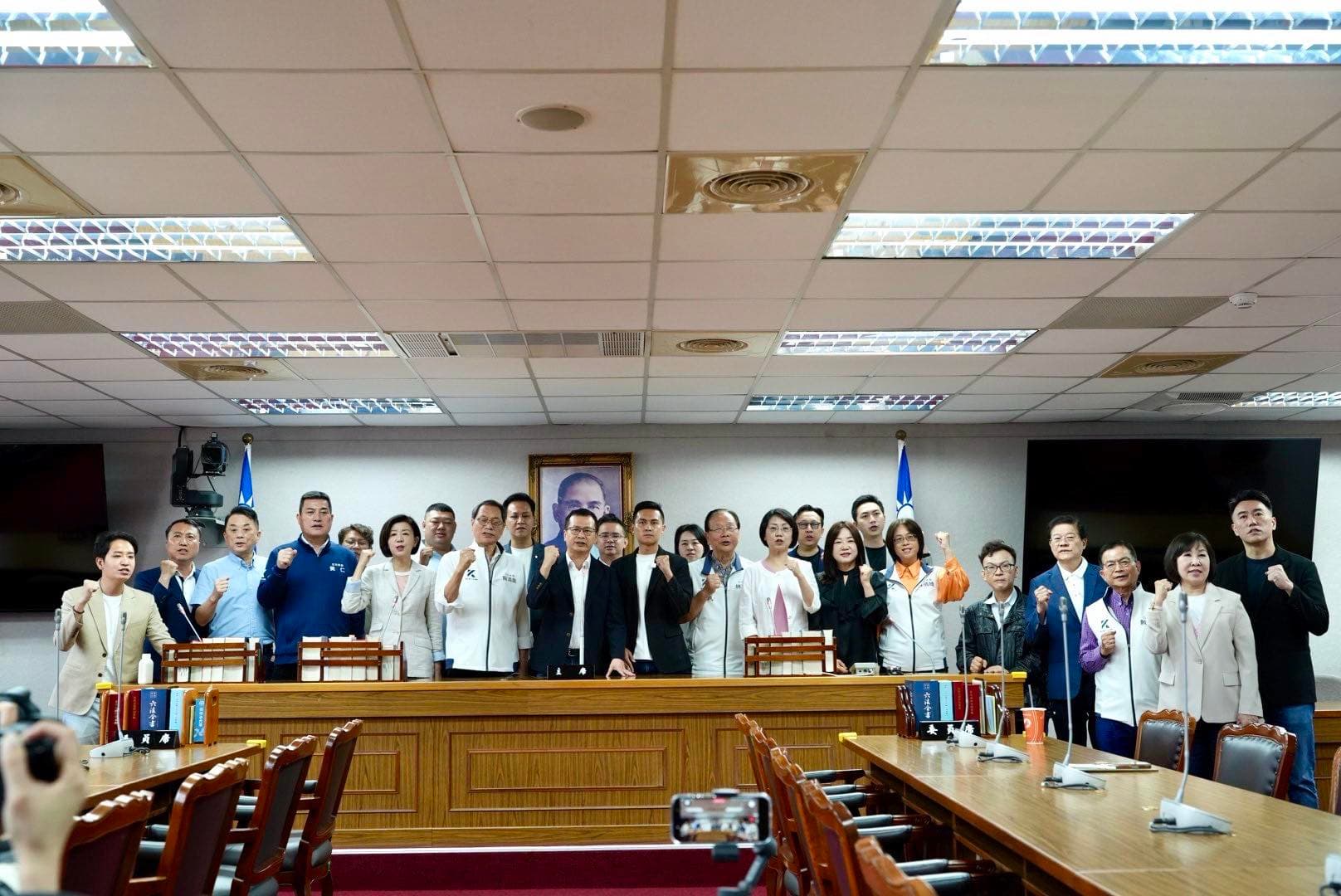 何元楷今天跑到立法院召開記者會，包含羅智強等人共23位國民黨立委都站出來力挺，他在發言過程中一渡語帶哽咽。（翻攝自何元楷臉書）