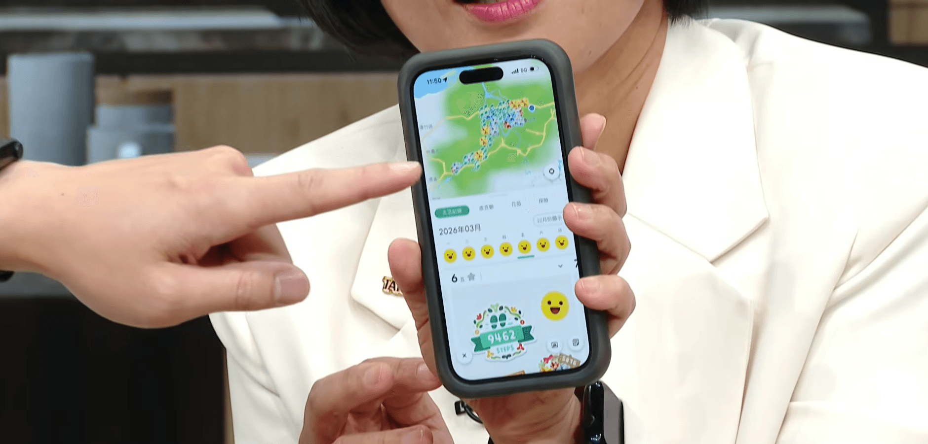 蘇巧慧大方分享自己的皮克敏紀錄，提到這款遊戲真的把「一步一腳印具象化」。（翻攝自鏡新聞YT頻道）