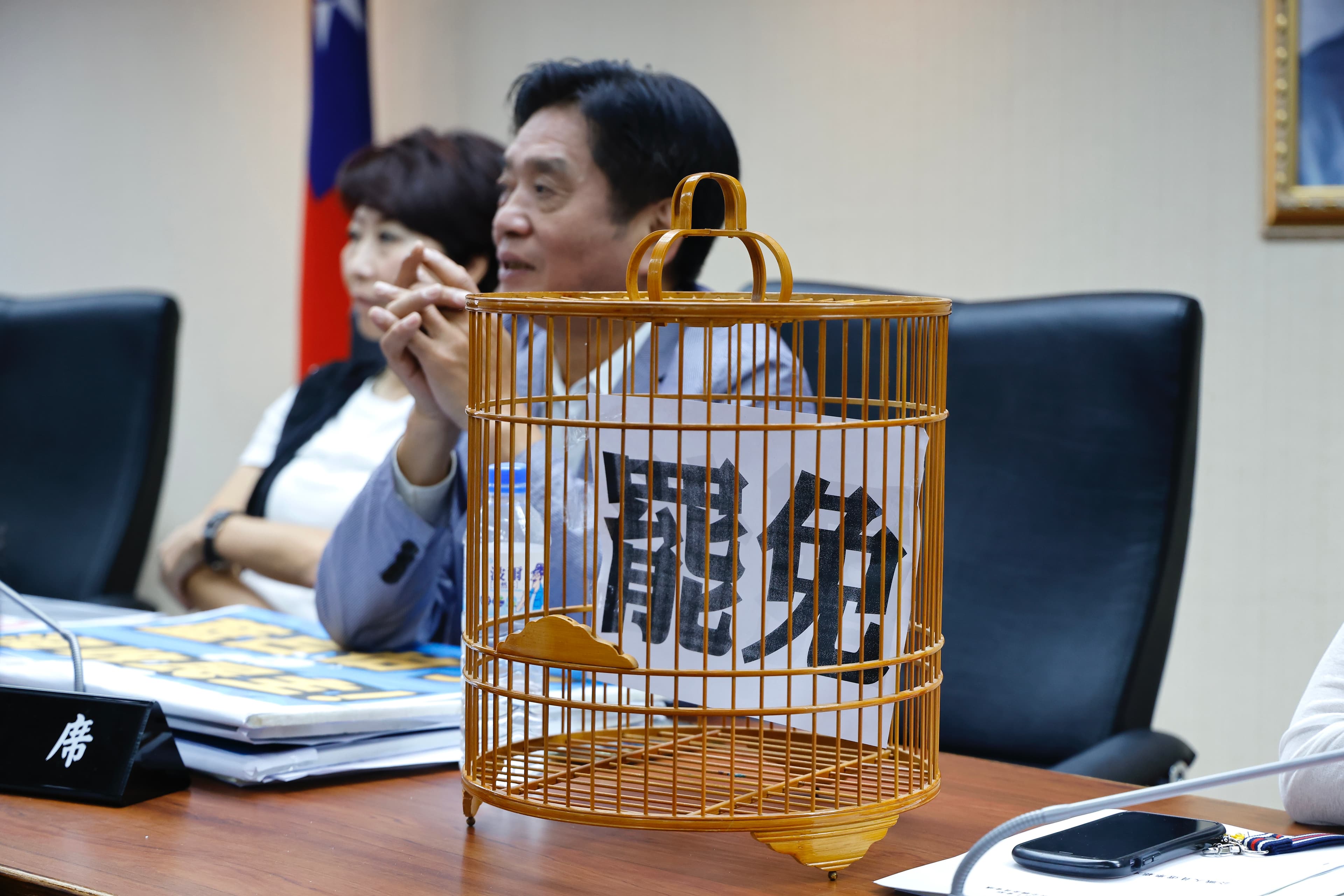 民進黨痛斥此次審議的《公職人員選舉罷免法》是「鳥籠罷免」，還帶了鳥籠來應景。