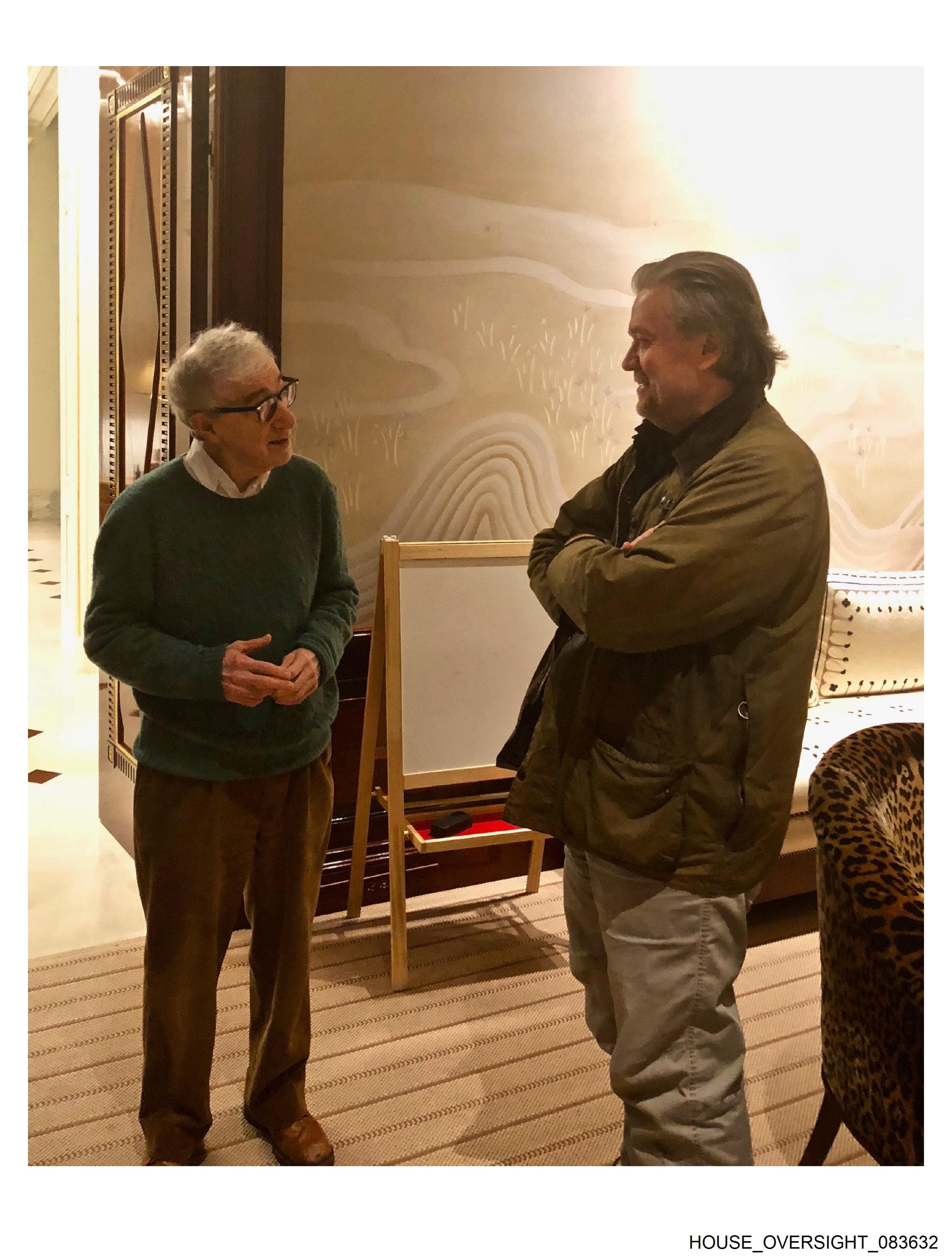 伍迪艾倫（左）和川普的前總統顧問史蒂夫班農（Steve Bannon）。（翻攝House Oversight Democrats）