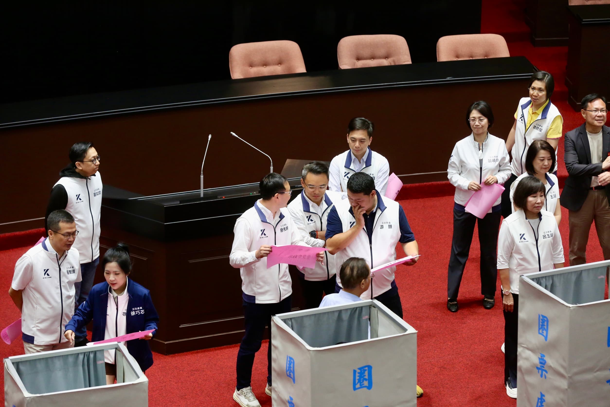 藍白黨團針對7位被提名人全數投下不同意票。(鏡報董孟航攝)