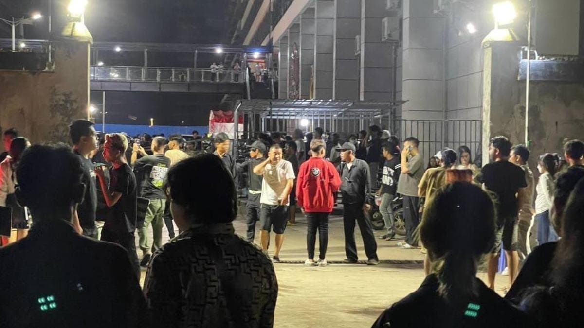 由於公司突然解散，導致外籍員工聚集在樓下，場面相當混亂。（翻攝自柬中時報）
