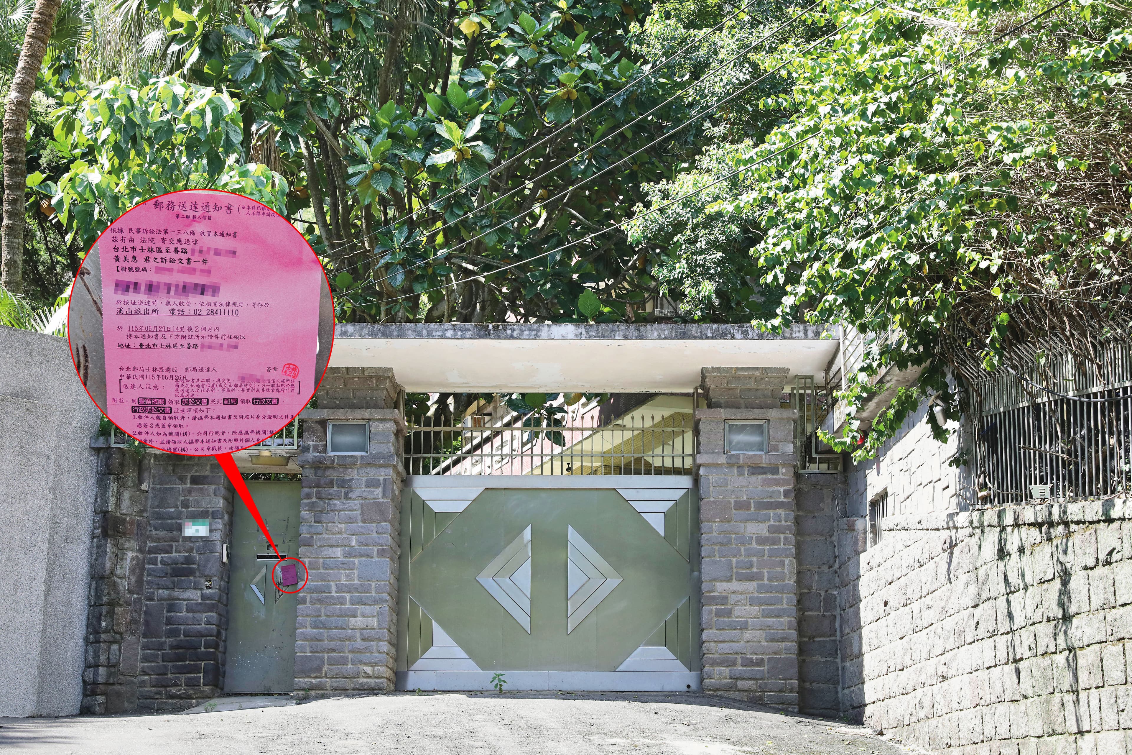 黃世惠祖厝占地千坪，市值逾5億元，爭產官司開打後已無人居住，門口（圖中左側小門）貼有法院文書郵務送達通知書。