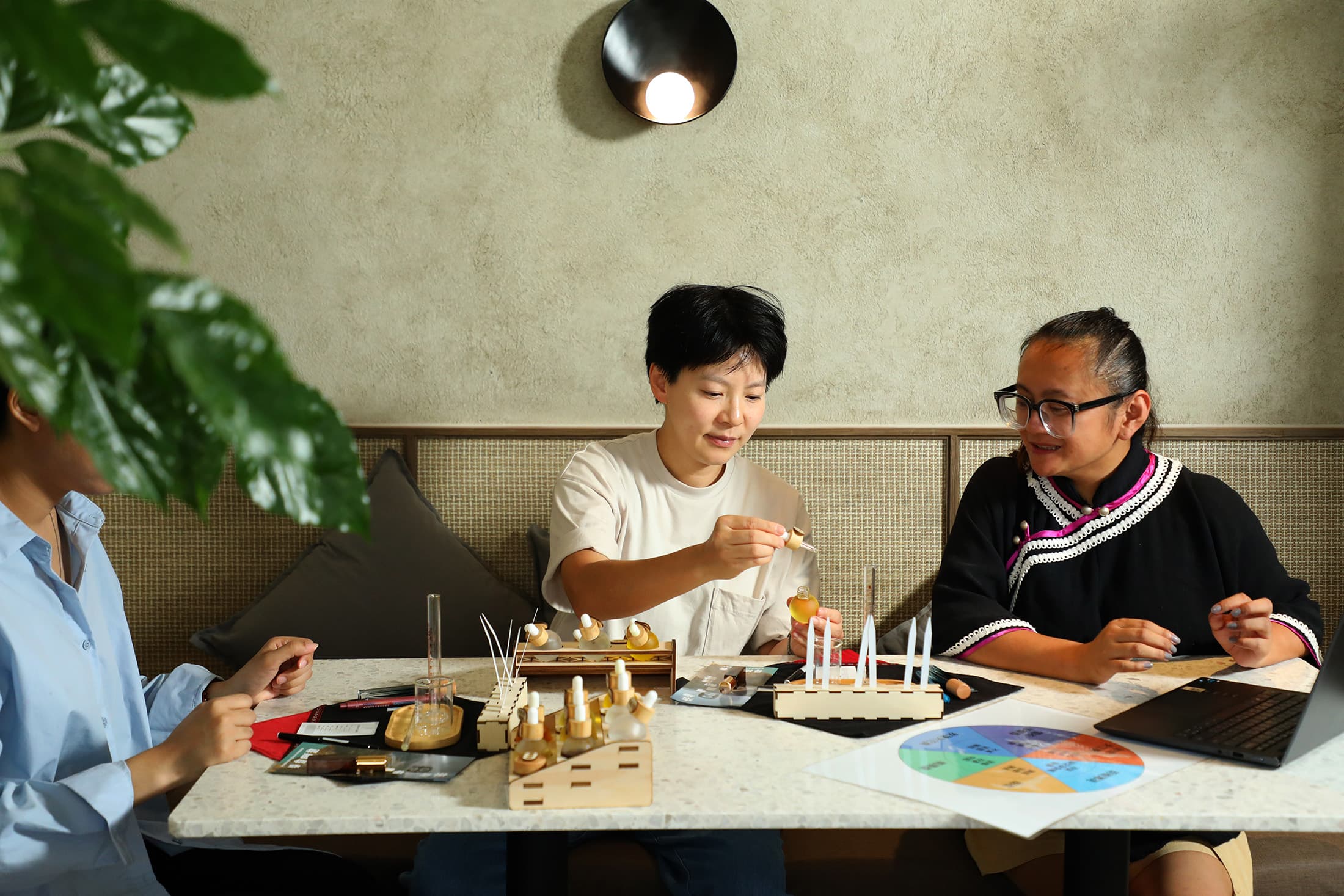 飯店與丹大布農部落合作推出馬告香水DIY課程，經由部落香氛師的引導解說，讓遊客能深入了解在地人文風情。
