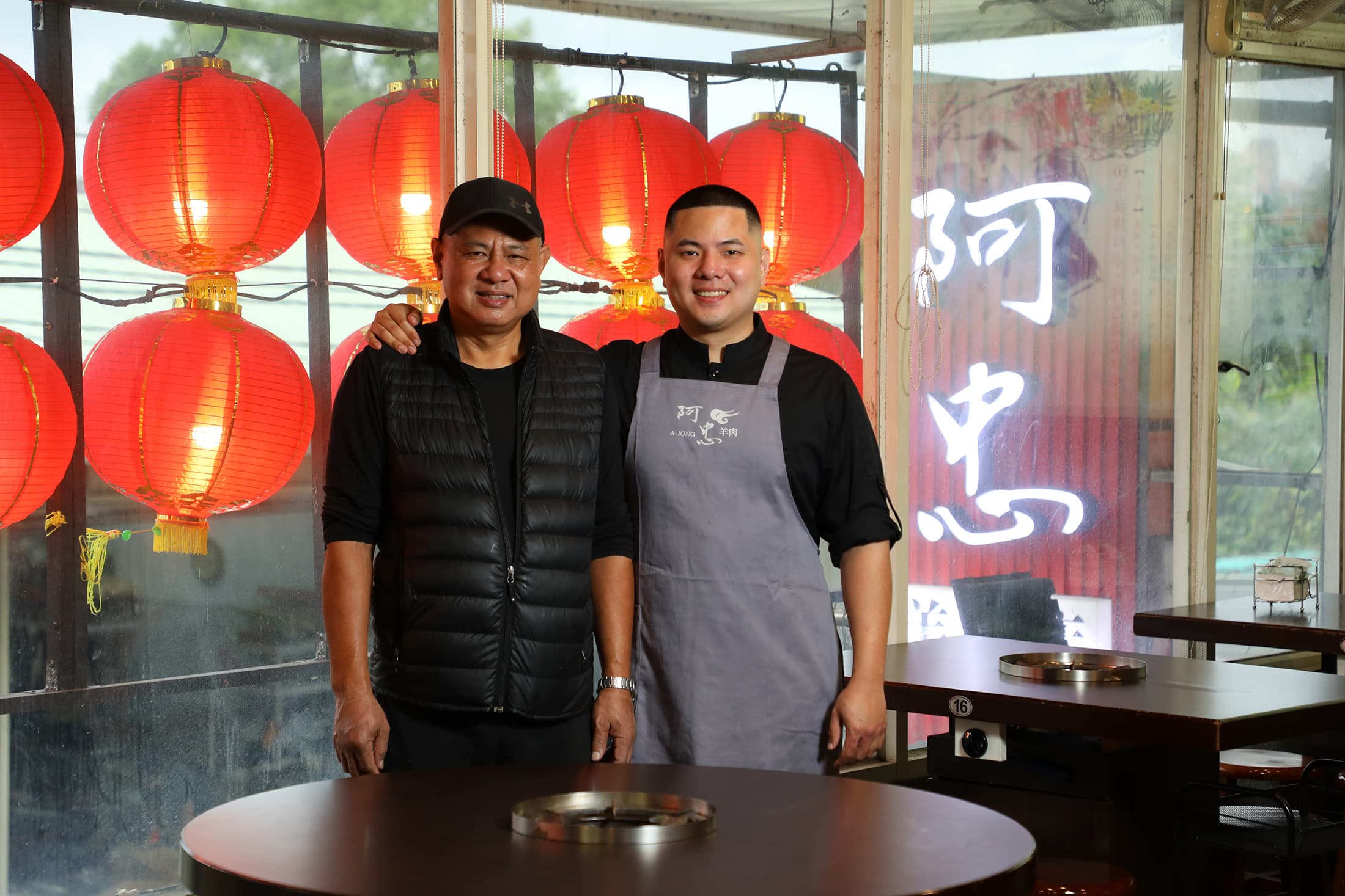 二代老闆阿愷(右)與爸爸(左)一起經營溫體羊肉店,火鍋與熱炒是兩大強項。
