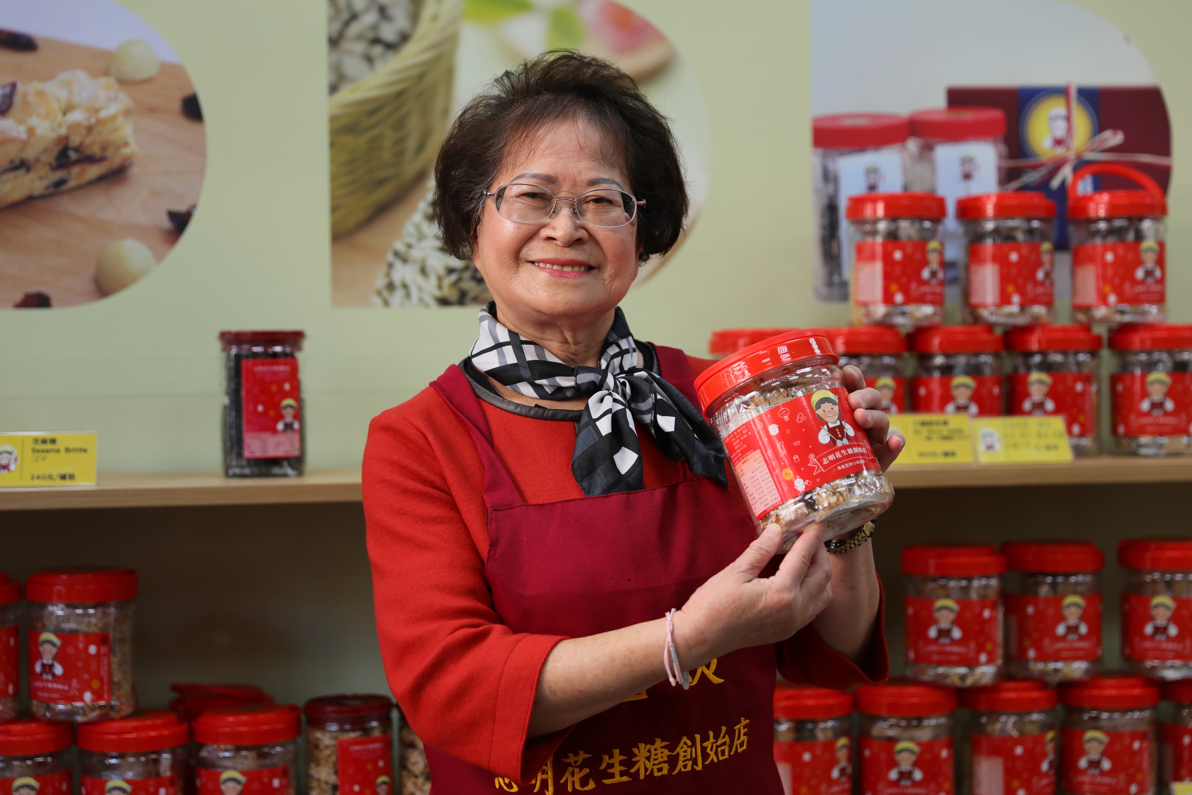 76歲的米香姨依然閒不下來，不是在招呼客人，就是在拌炒花生，活力滿滿。