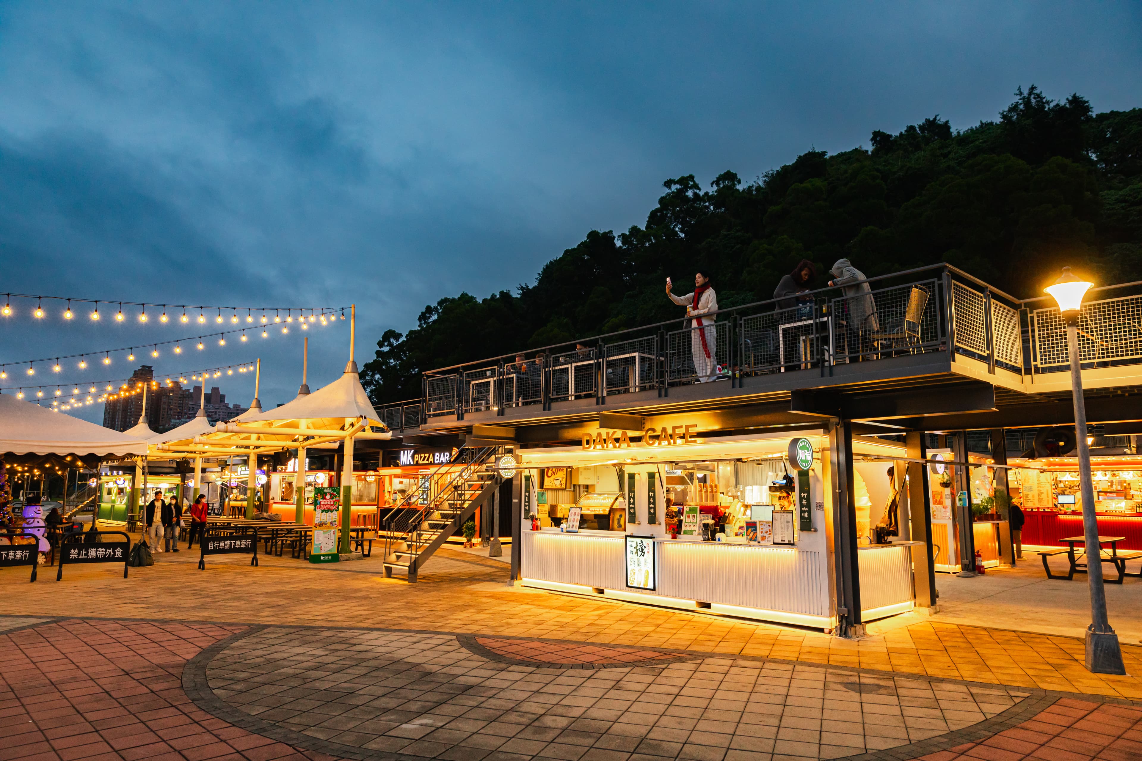 關渡碼頭貨櫃市集集結14間異國美食貨櫃屋，二樓座位區免費開放，可以拿著餐點到高處享用視野更好。