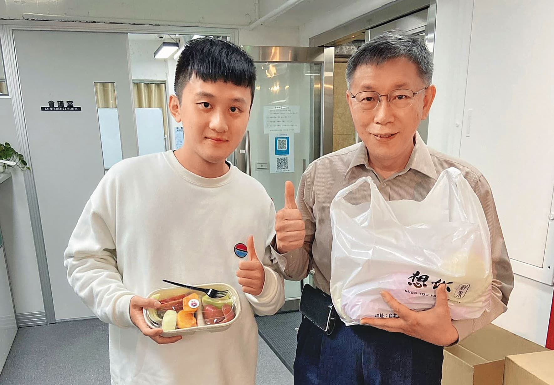民眾黨中評委簡幸甫（左）常在創黨主席柯文哲（右）身邊打轉，在黨內十分活躍。（翻攝簡幸甫臉書）