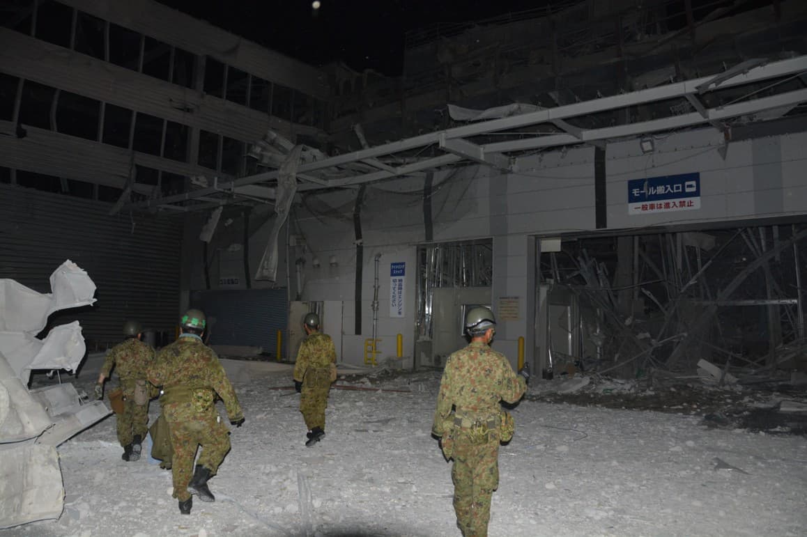 日本消防單位、自衛隊前進熊本AEOM MALL進行搜救。(翻攝自 陸上自衛隊西部方面隊X)
