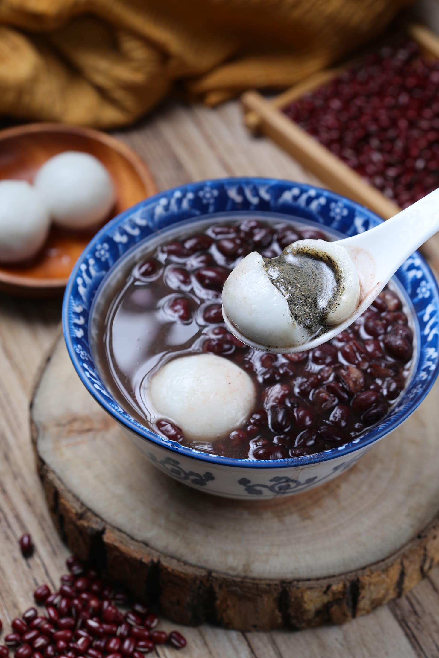 豆夫人的「紅豆芝麻大湯圓」能喝到粒粒飽滿、湯汁濃郁的美味紅豆湯,再咬一口包著芝麻餡的大湯圓,超滿足。(80元/份)