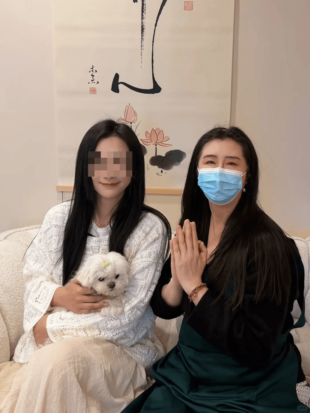 王祖賢（右）與粉絲合照，還讓粉絲抱著她的愛犬「智悟」。（翻攝小紅書）