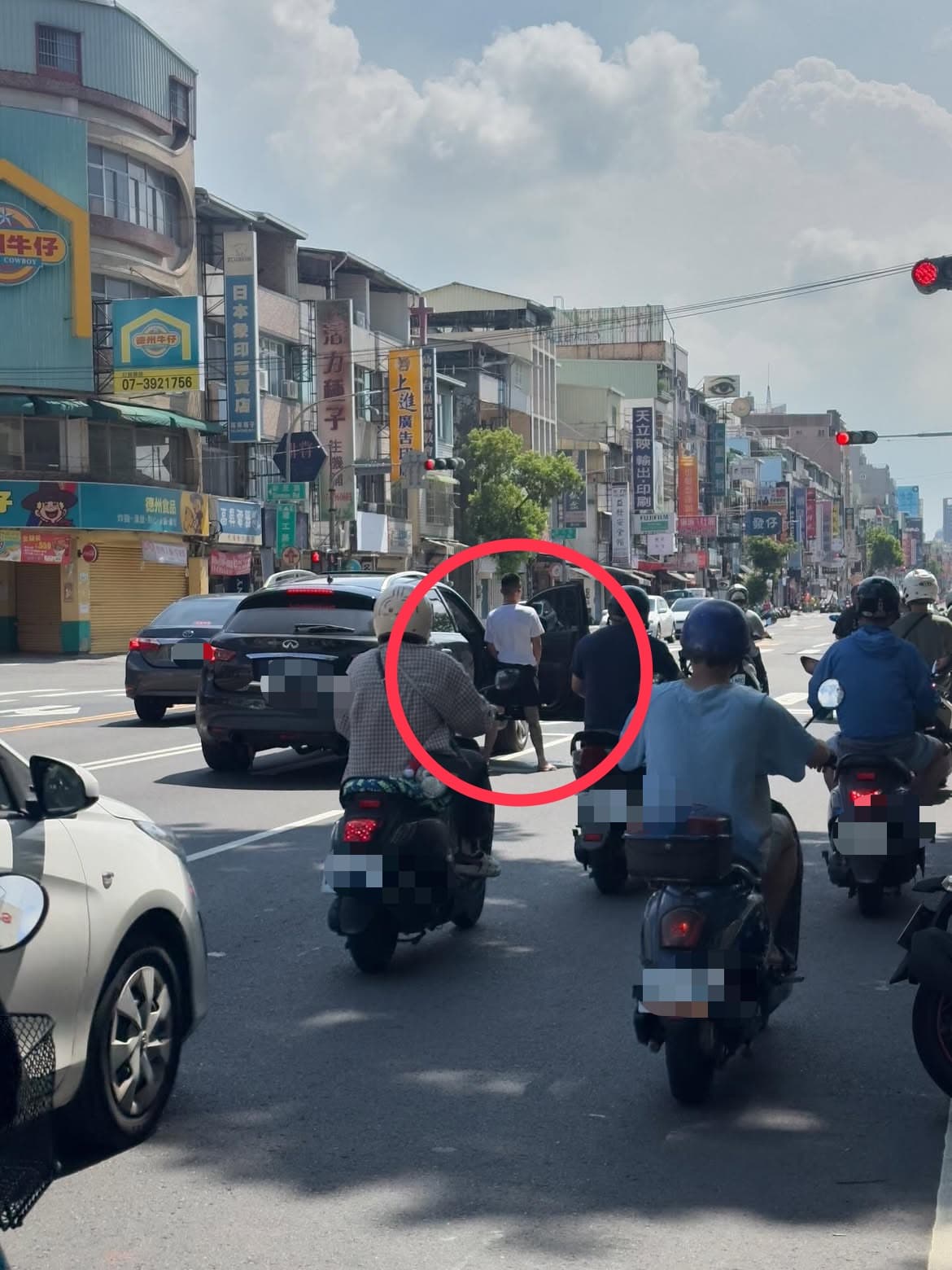 高雄一名男子在等紅燈時突然下車，脫褲原地小便。（翻攝自Thteads＠cfb_809）