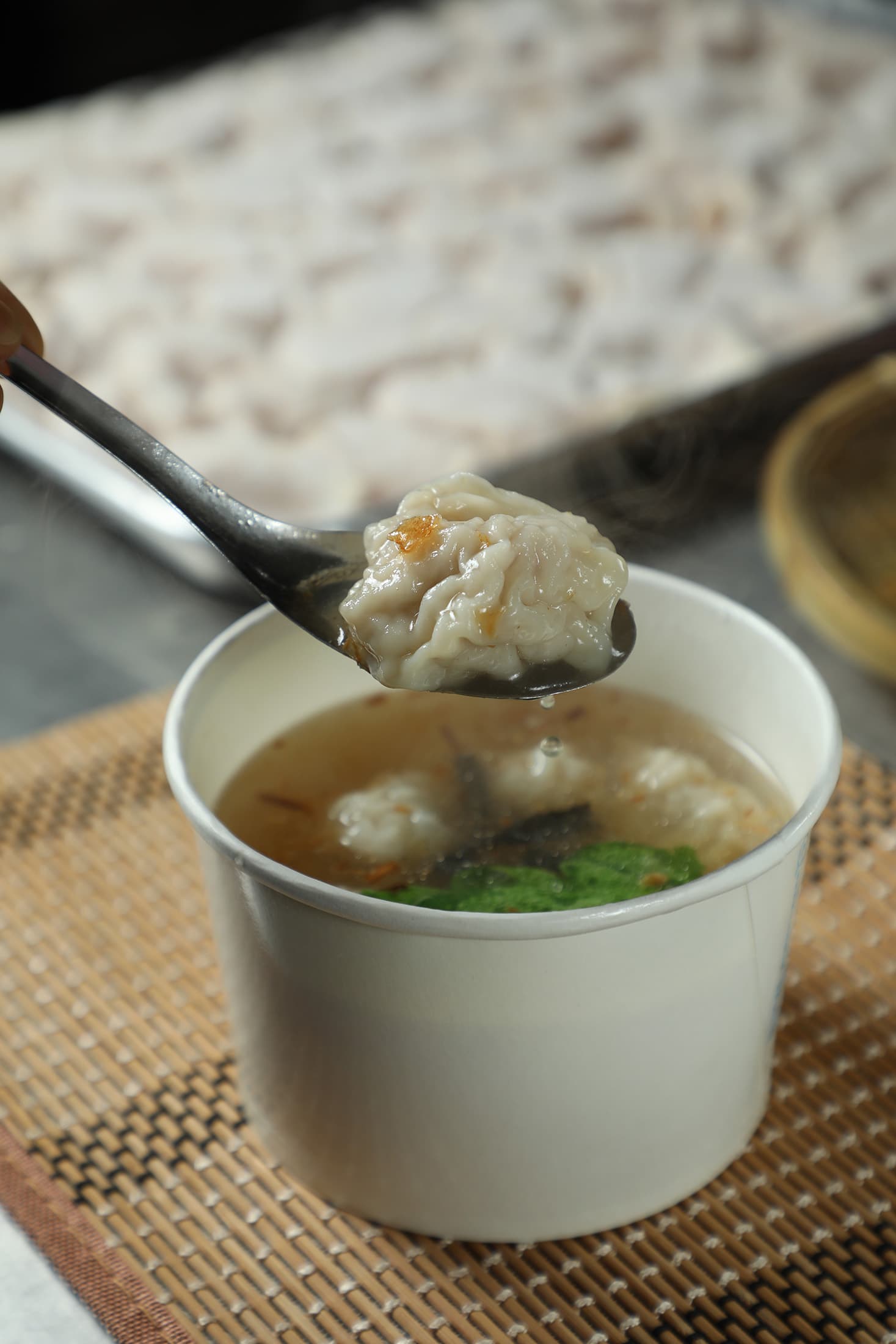 「大餛飩」的內餡簡單，吃的是豬肉餡的飽滿口感與香氣，搭配油蔥酥與青菜清湯，純粹而美味。（70元／小份）