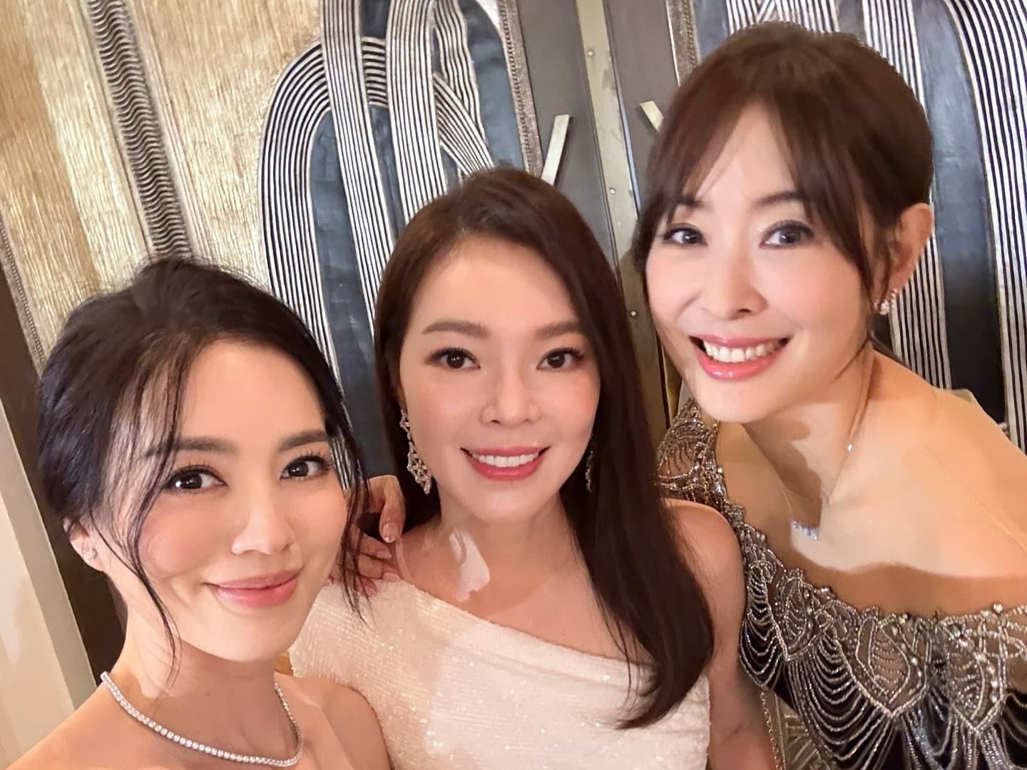 曾馨瑩(中)和賈永婕(右)交情甚好。(翻攝muchieh IG)