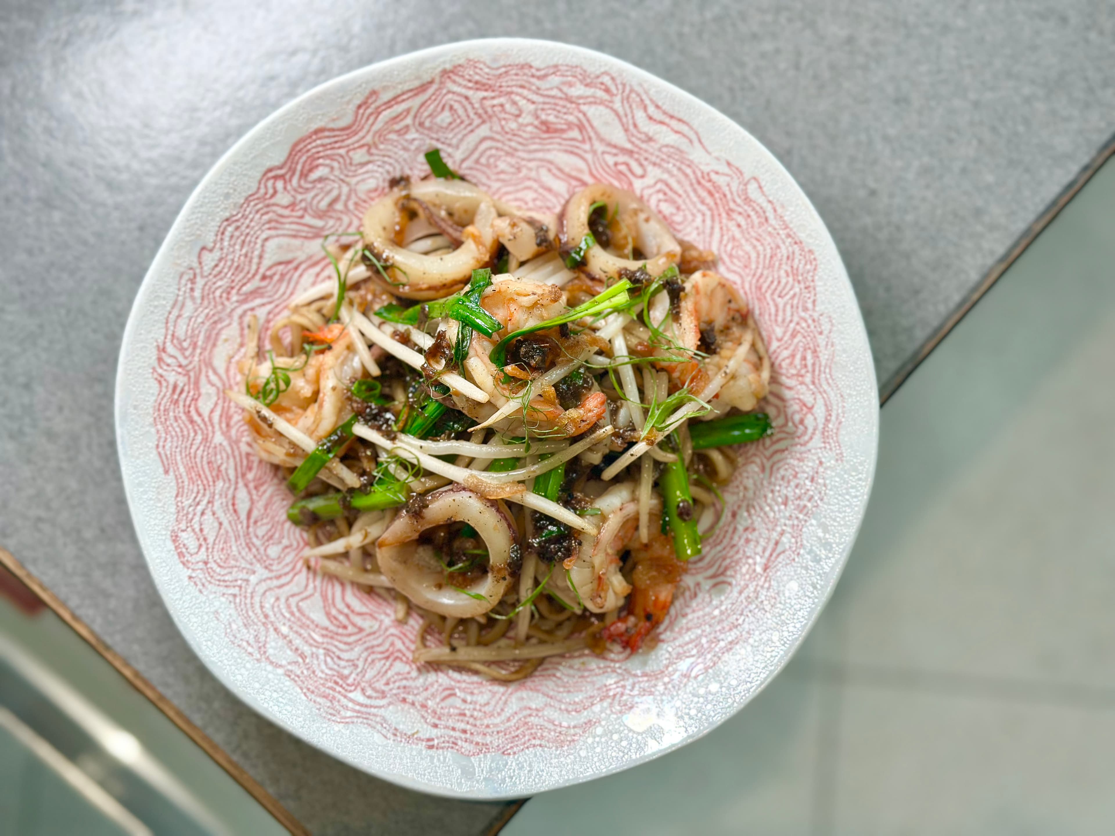 「黑胡椒鮮蝦撈麵」麵條Q彈，吸附特製醬汁的辛香甜辣。（360元／份）