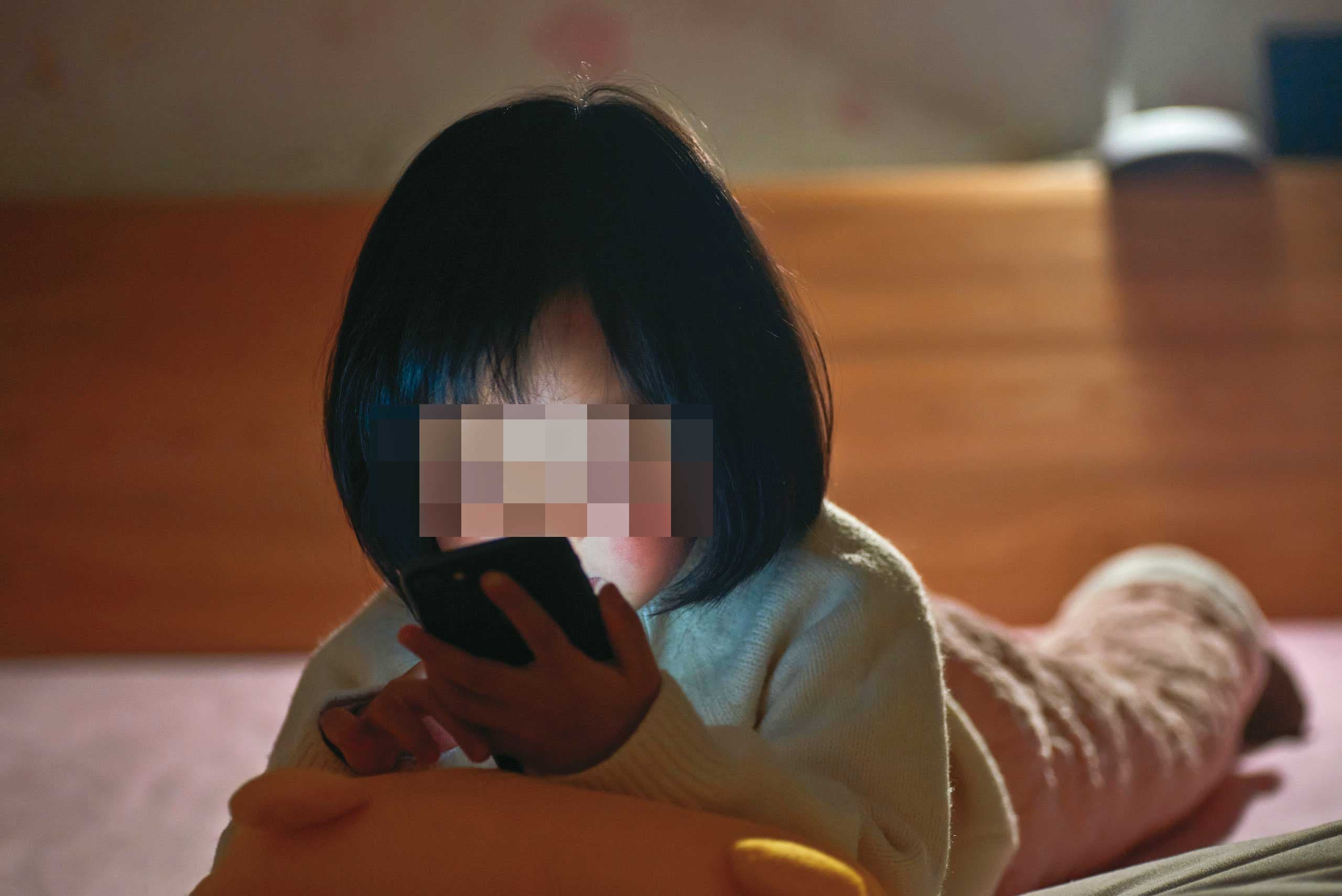 家長發現老師常傳訊息給女兒,甚至要求自拍、單獨上課,氣憤申訴。示意畫面,圖非當事人。(東方IC)