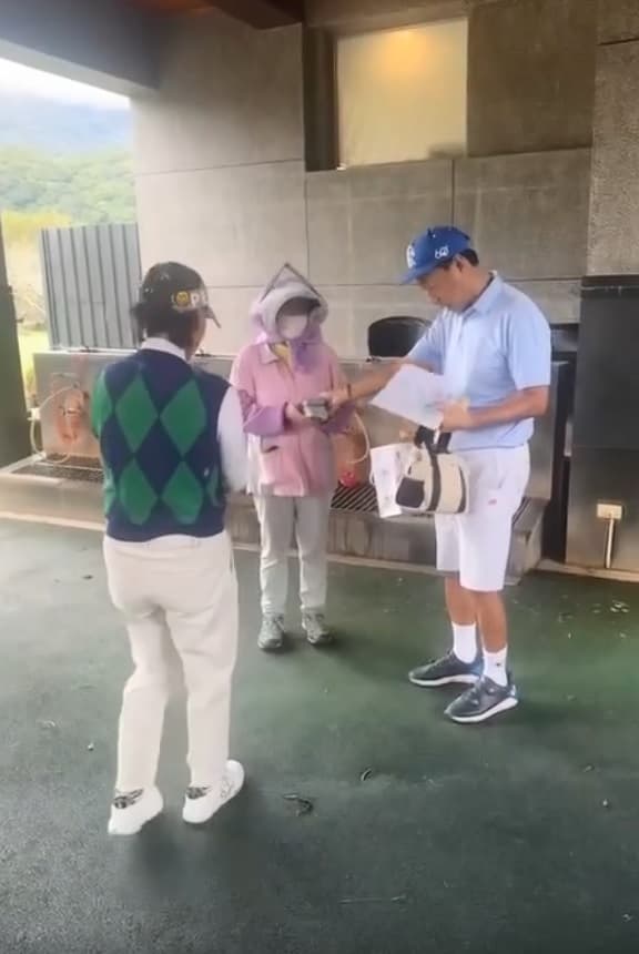 兩年前,郭台銘打高爾夫球一桿進洞,事後給桿弟50萬元獎金。(翻攝自yenfusean Threads)