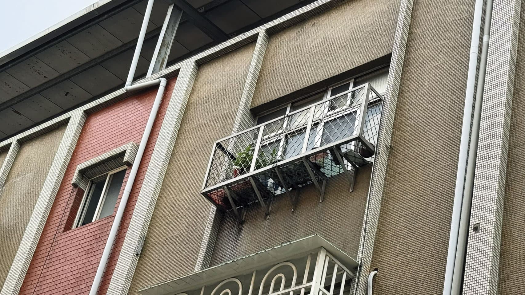 廖姓夫妻為了兒子花光積蓄，沒錢買房，只能在新北蘆洲租屋居住。（翻攝畫面）