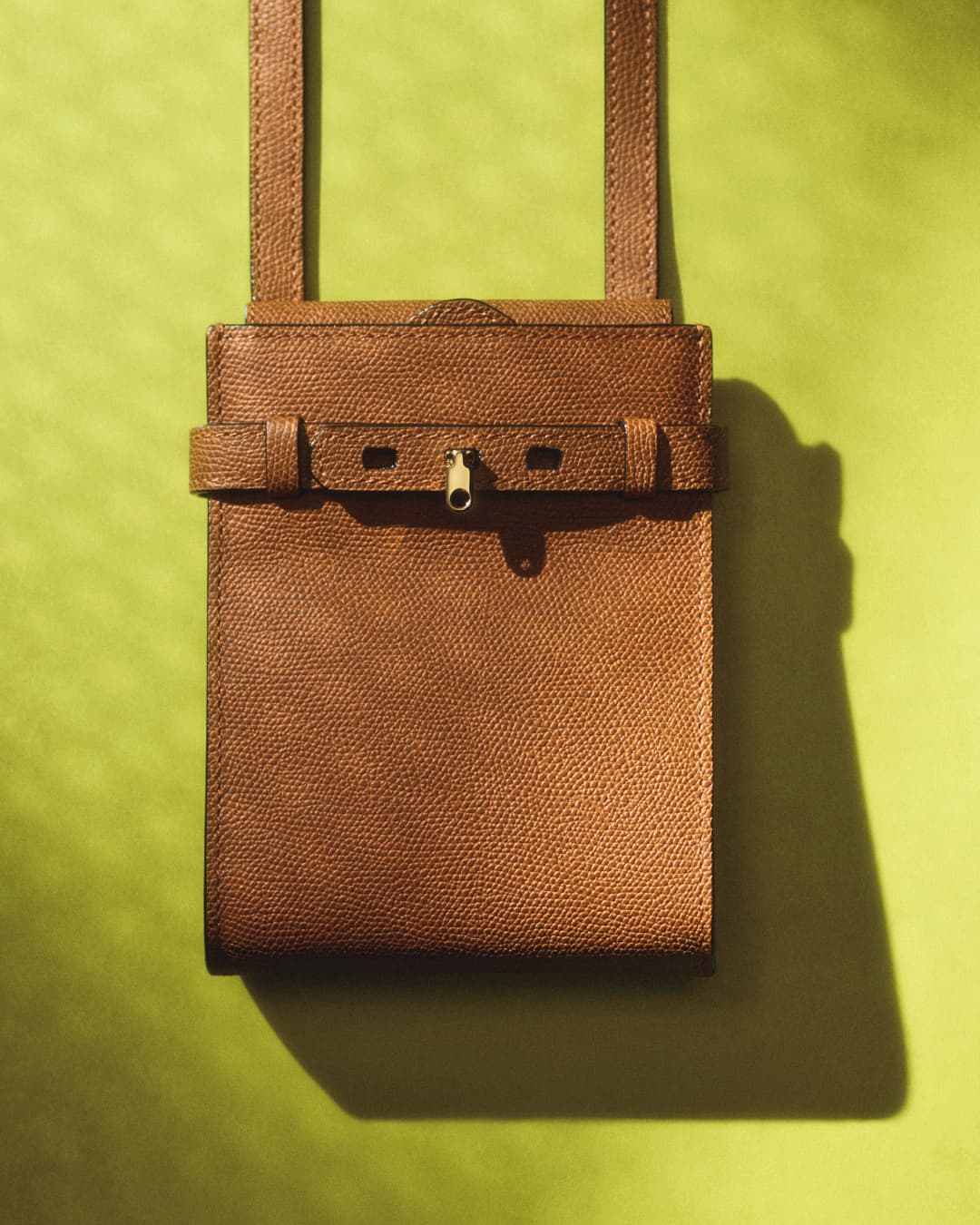 Brera B-Tracollina slim micro巧克力色斜背包。價格店洽（Valextra提供）