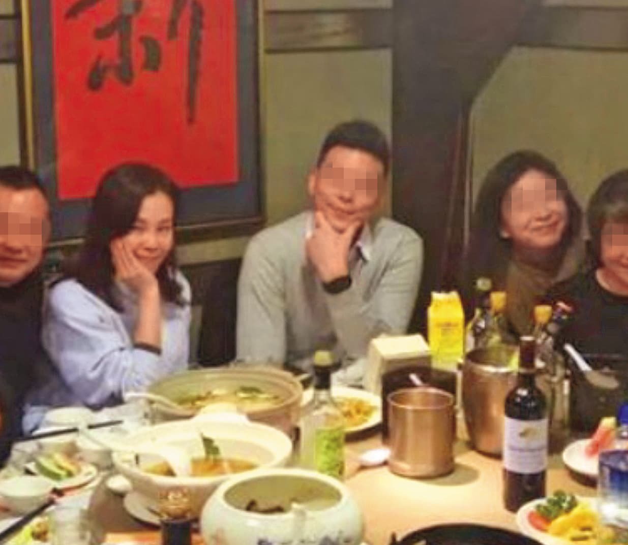 彭佳慧（左二）在離婚前曾自掏腰包在知名海鮮餐廳宴請好友慶祝，老公王丕仁沒現身，反而是Ken（左三）坐在男主人主位。（讀者提供）