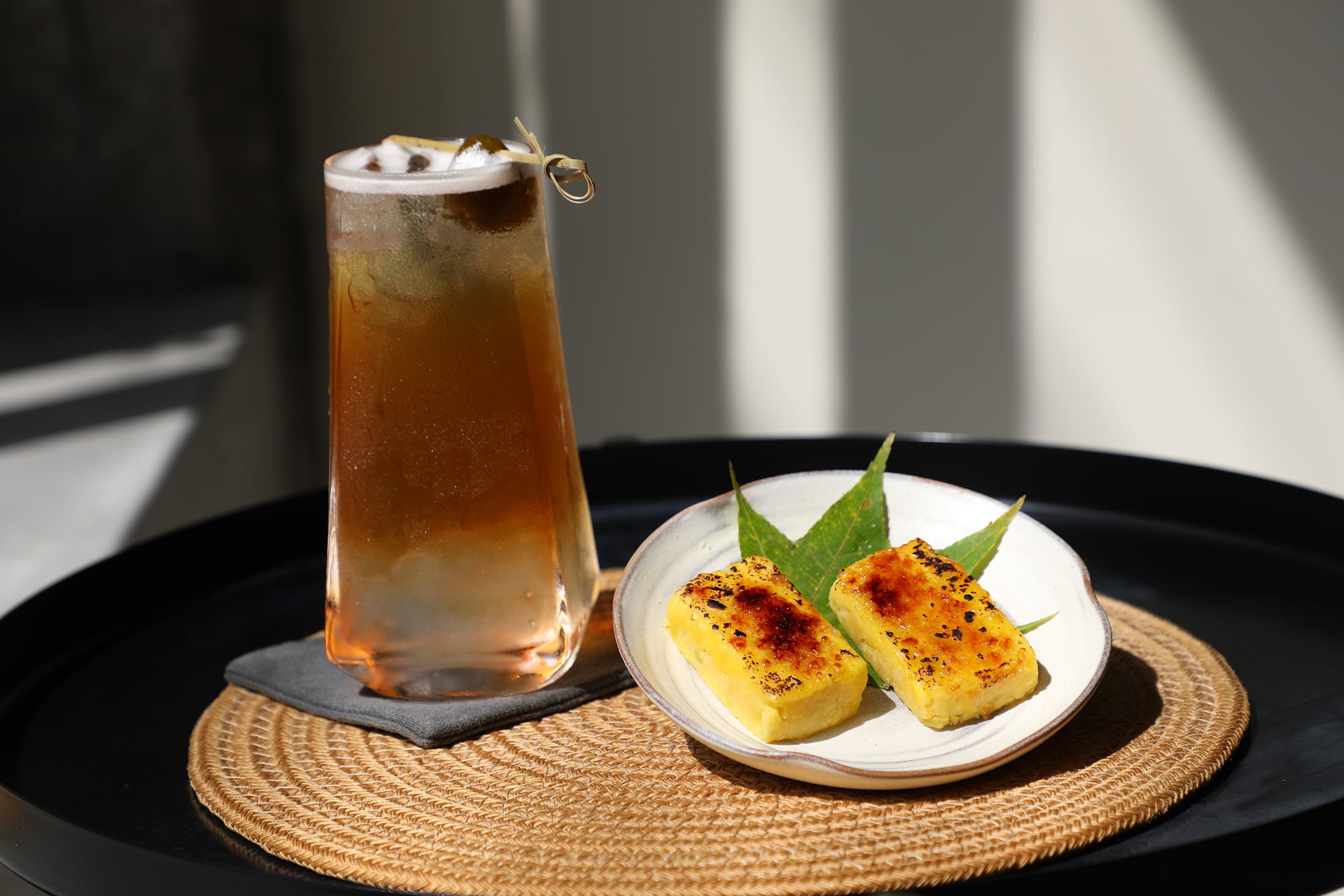 「梅子烏龍」（左，110元／杯）與「地瓜燒」（右，50元／份）是店內的人氣飲品與茶點。