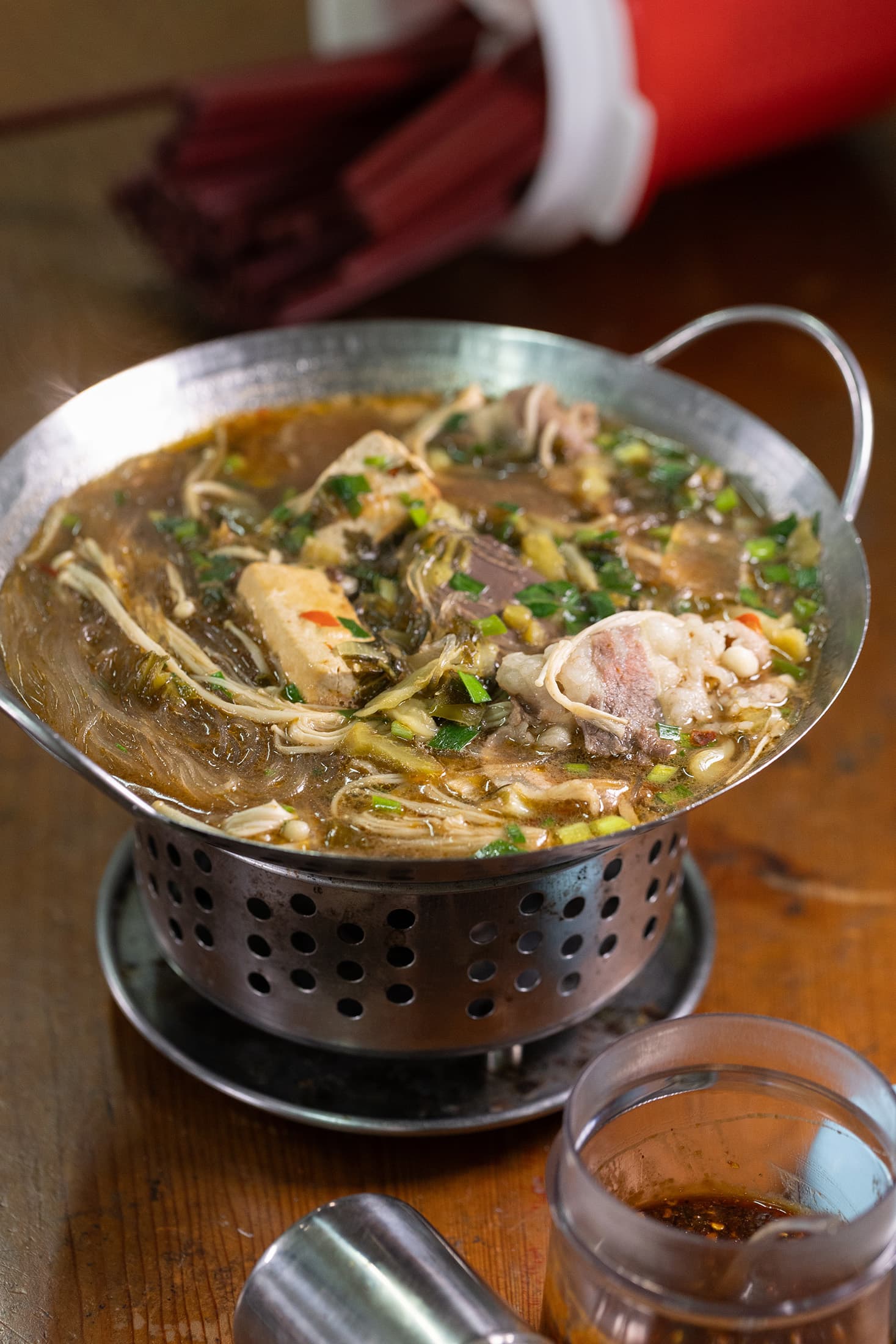「牛肉綜合鍋」以麻辣臭豆腐鴨血為基底，既能吃到軟嫩臭豆腐，也能大啖鴨血、牛肉片，非常適合天冷時品嘗。（130元／份）