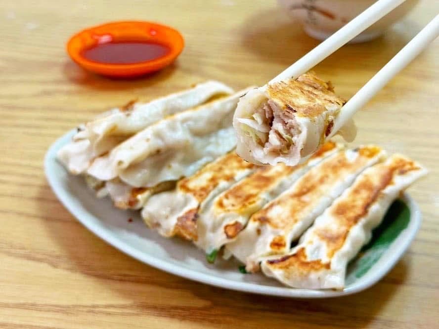 「鍋貼」煎得爽脆不油,沾特調鍋貼醬,香氣更佳。(6元/個)