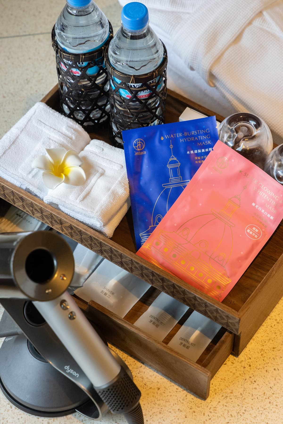 客房小點心可無限取用，備品則特別提供佐登妮絲的保濕面膜並備有Dyson吹風機。