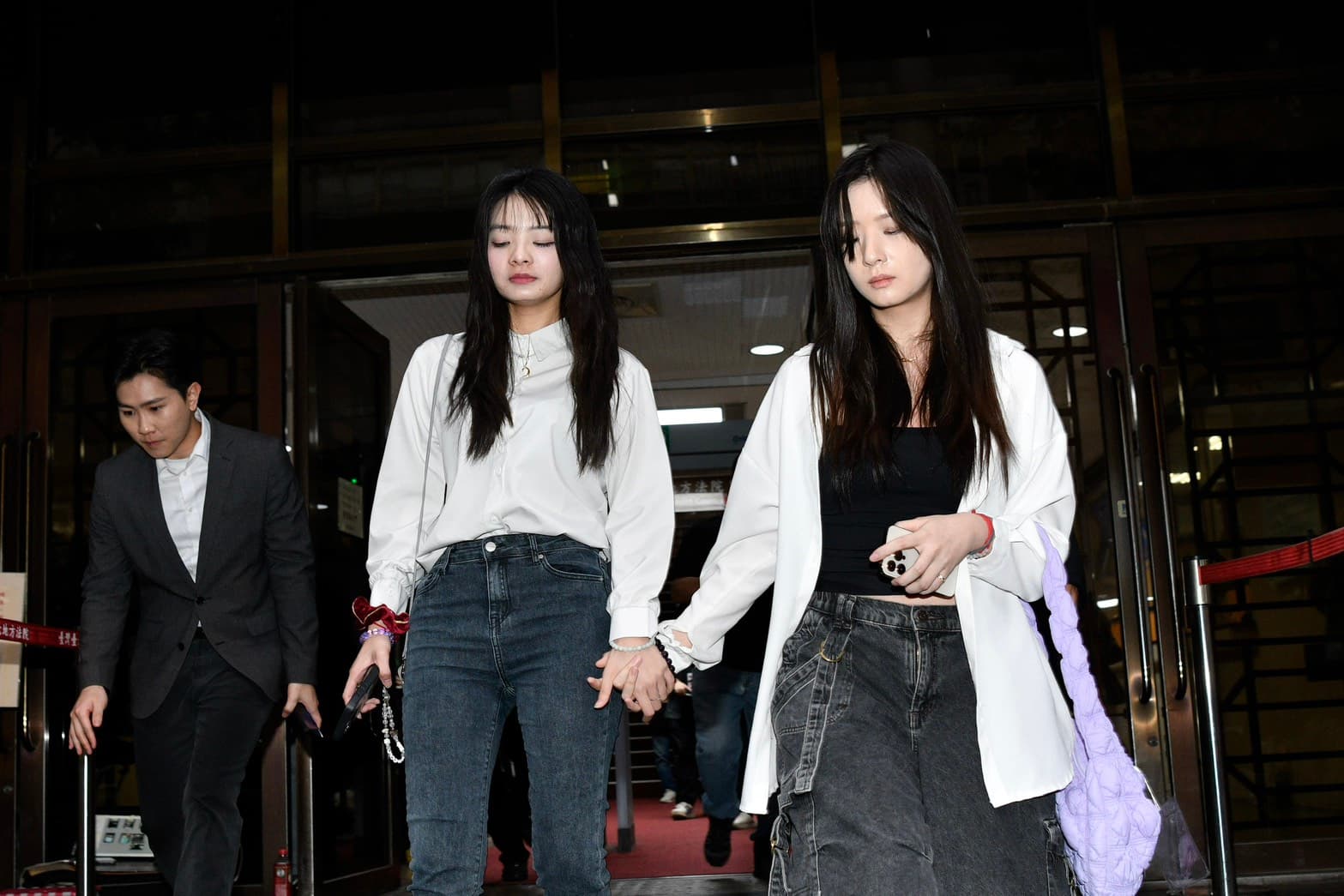 應曉薇的2名女兒漏夜奔波為母親籌錢。
