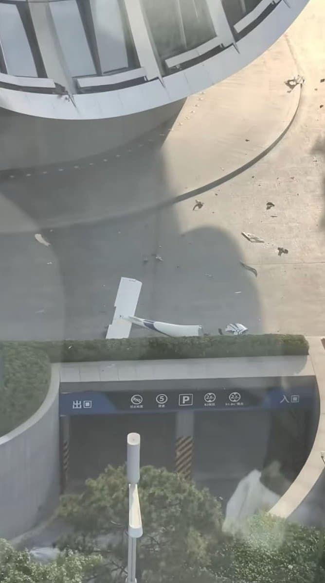 北京最高108層樓高的「中國尊」中信大廈，昨天被一架小型飛機撞上，地面還可見飛機的殘骸。（翻攝自X平台）