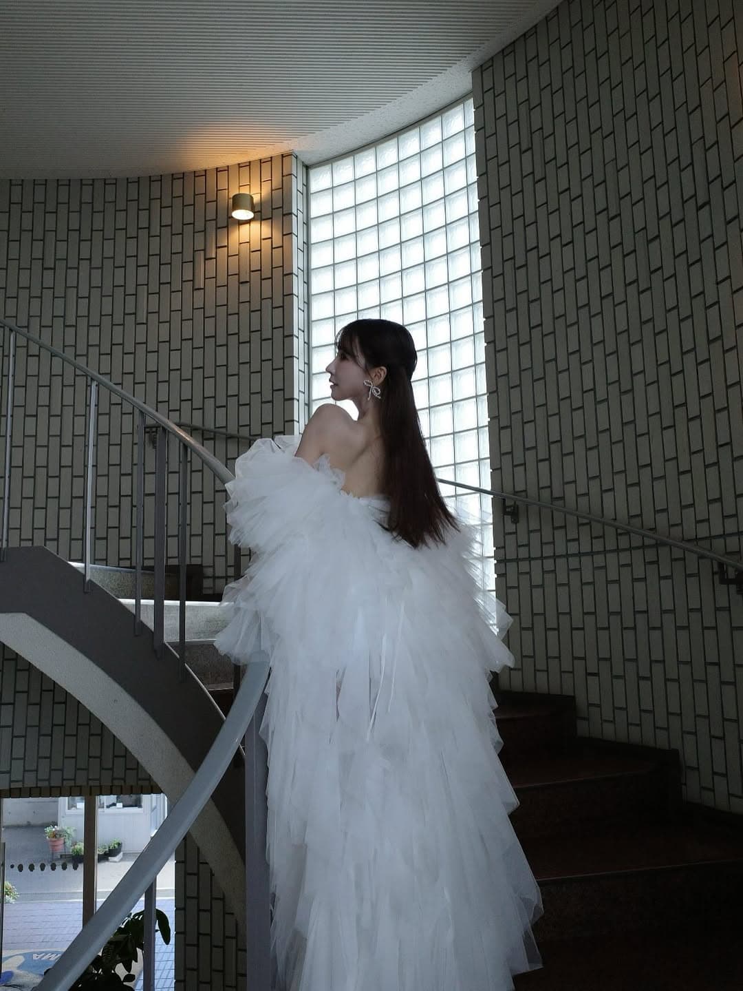 三上悠亞穿上婚紗美翻。(翻攝IG)