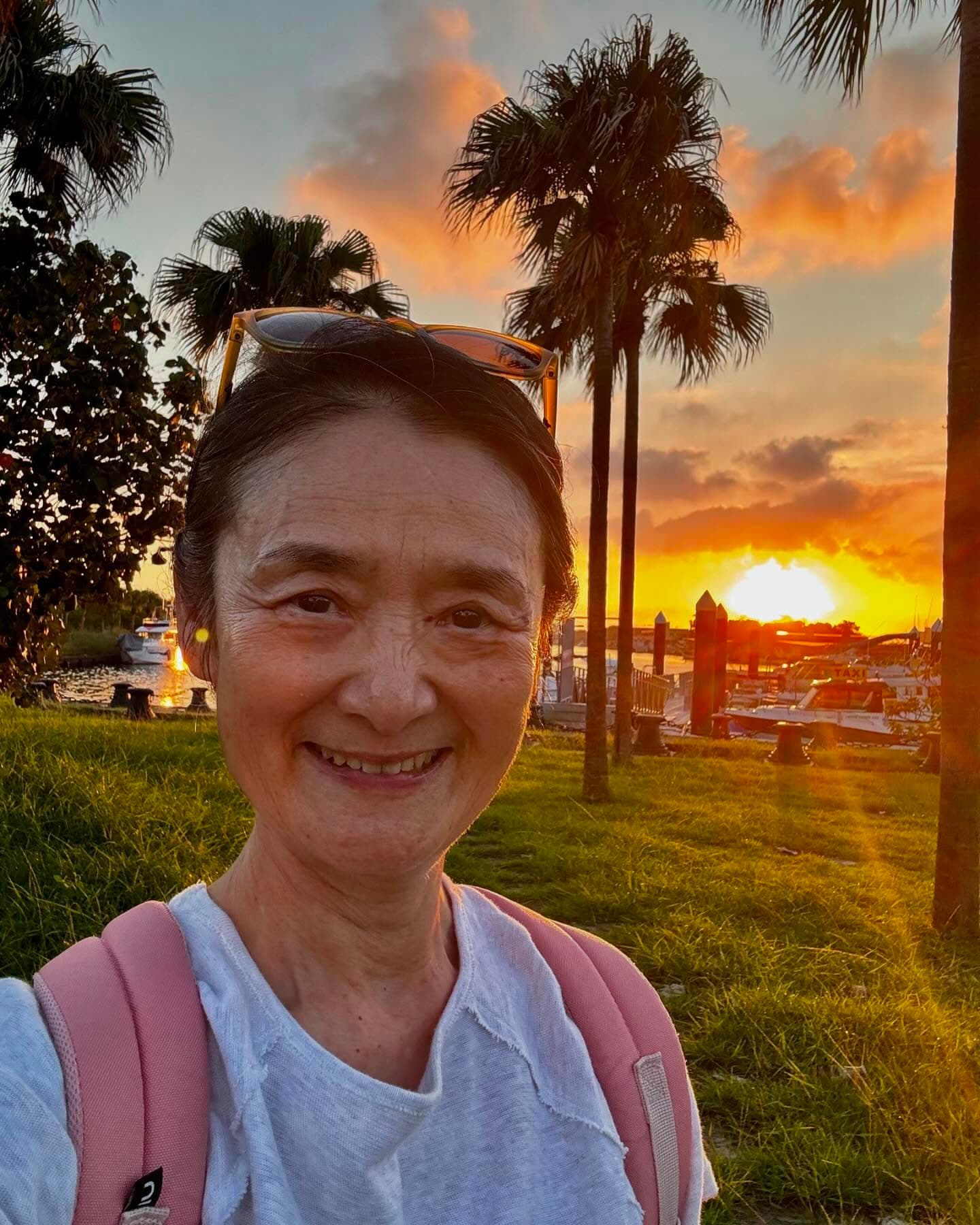 譚艾珍隨女兒歐陽靖回台南待產，親自照顧外孫，三代同堂生活愜意。（翻攝譚艾珍IG）