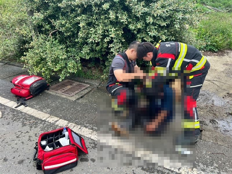 26歲林姓男子在使用大型絞肉機準備魚飼料時,右手不慎捲入機器,導致右上臂遭到截斷。(翻攝畫面)