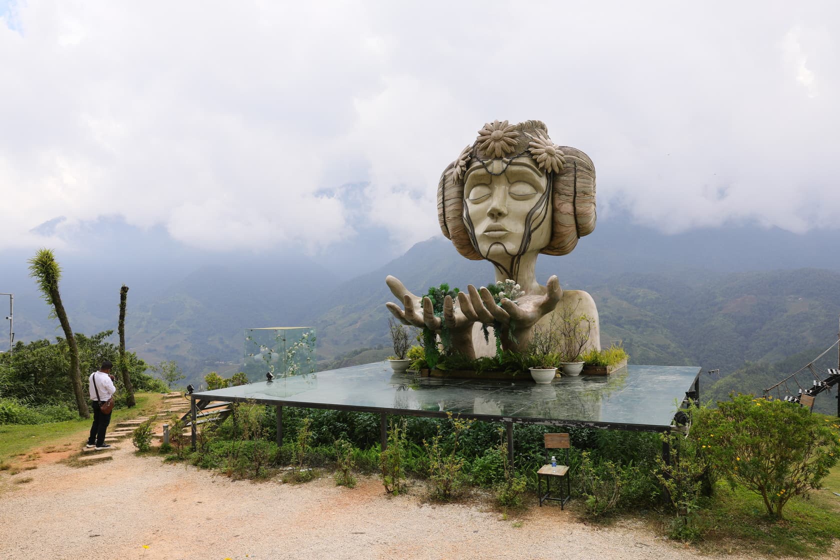樸實色澤的女神雕像，和背後山景並不違和。