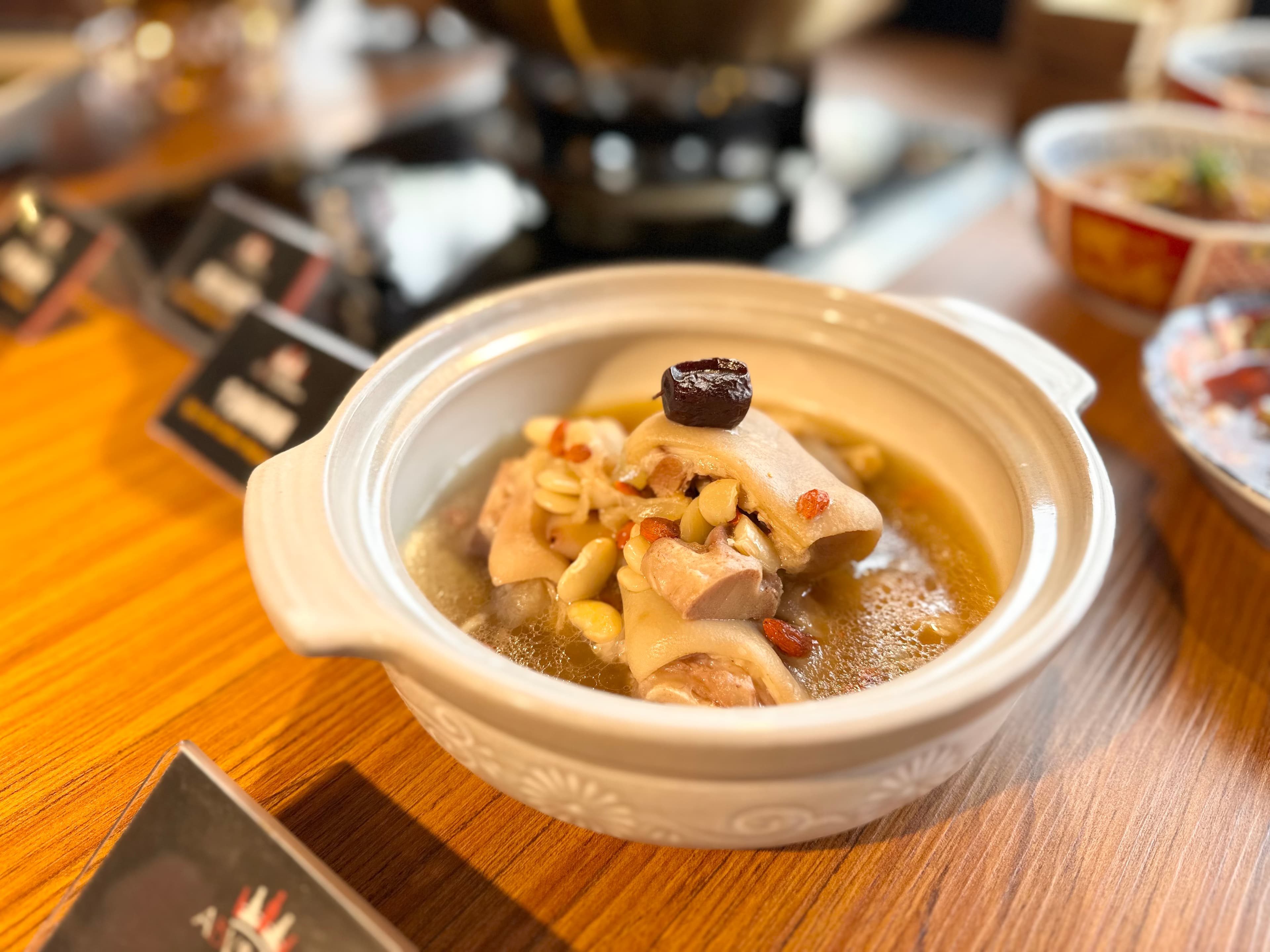 「老媽蹄花」湯汁枸杞味明顯,蹄肉嫩軟不腥。(280元/份)