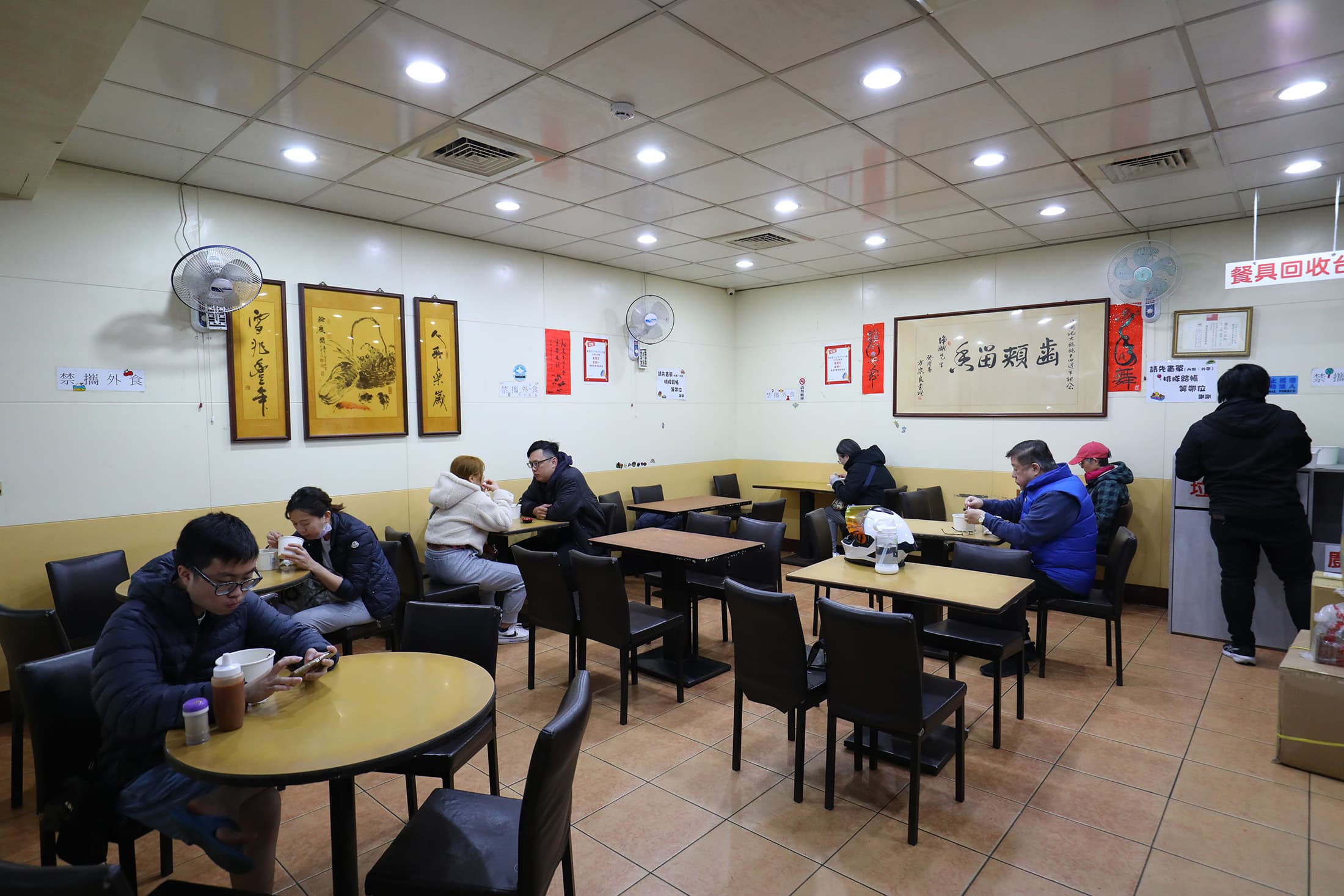 從每天早晨開店到下午打烊之間，蕭記大餛飩幾乎座無虛席，但翻桌速度快。