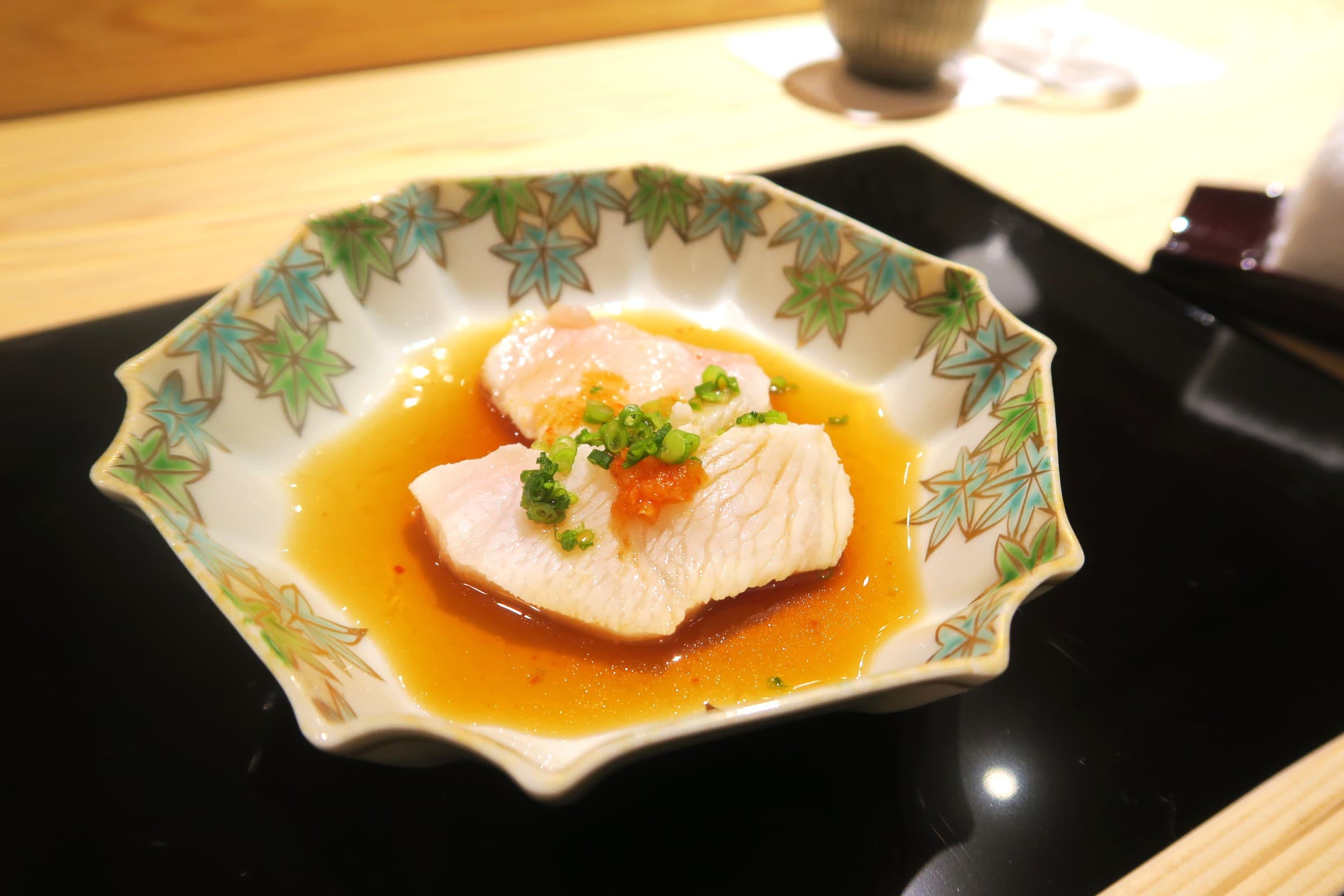 重約30公斤的九繪魚，滋味淡雅鮮美，以北海道真昆布高湯涮煮後沾取橙醋食用。