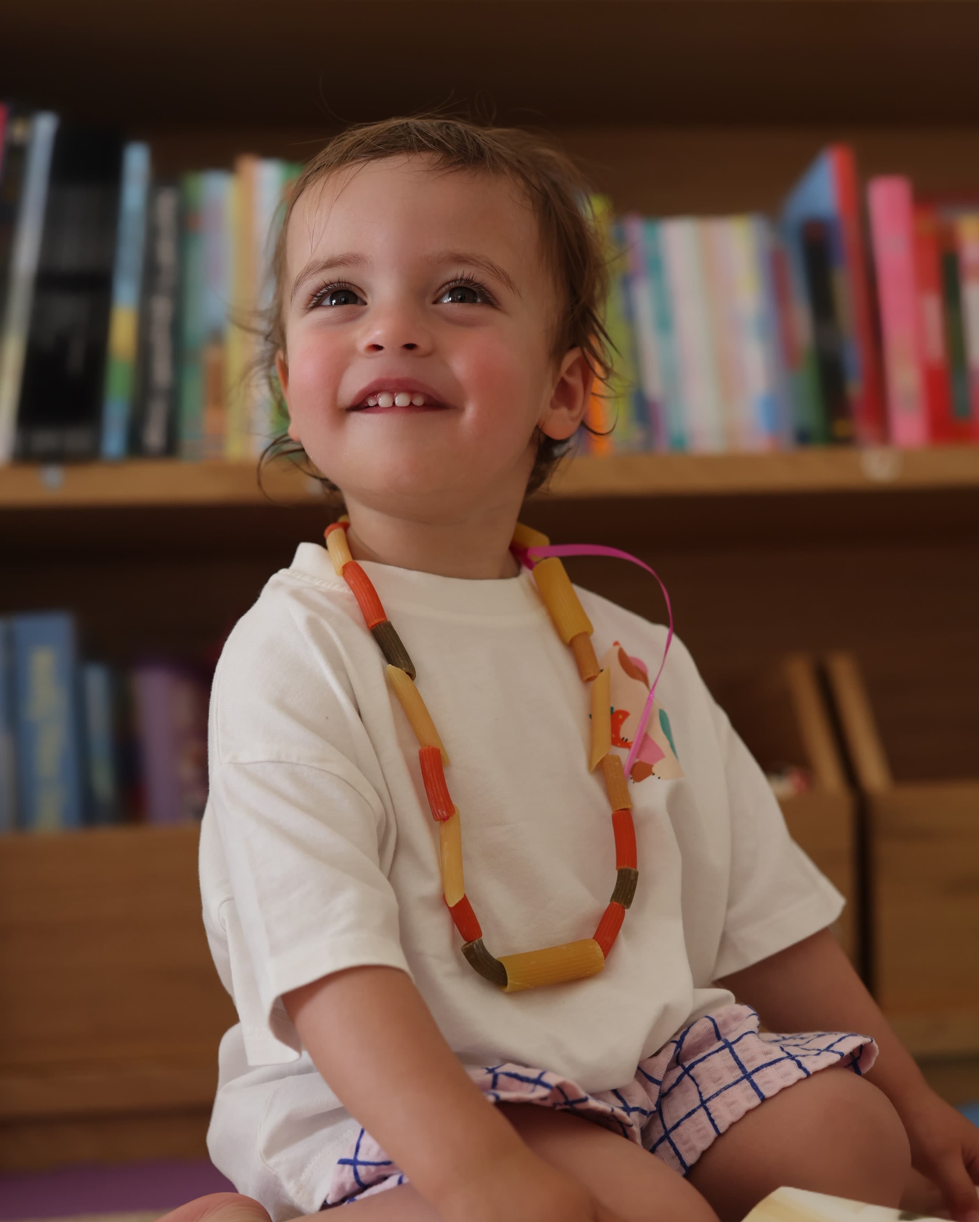 伊曼公主的2歲生日照，穿約700元的平價上衣，脖子上掛了「義大利麵項鍊」，模樣可愛。（翻攝alhusseinjo IG）