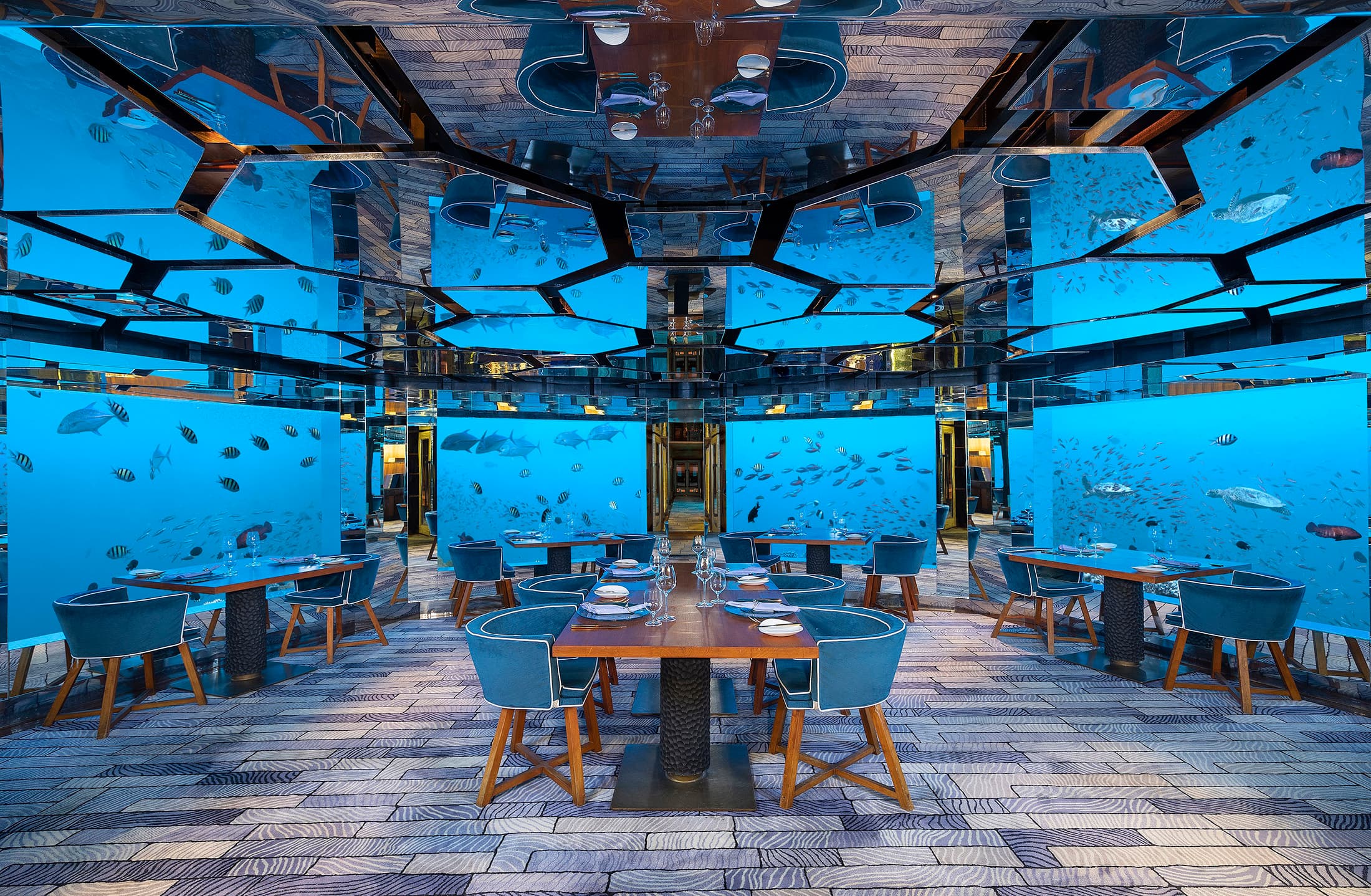 美諾酒店集團位於馬爾地夫的「Anantara Kihavah Maldives Villas」,擁有一座能飽覽海底世界的水下酒窖。