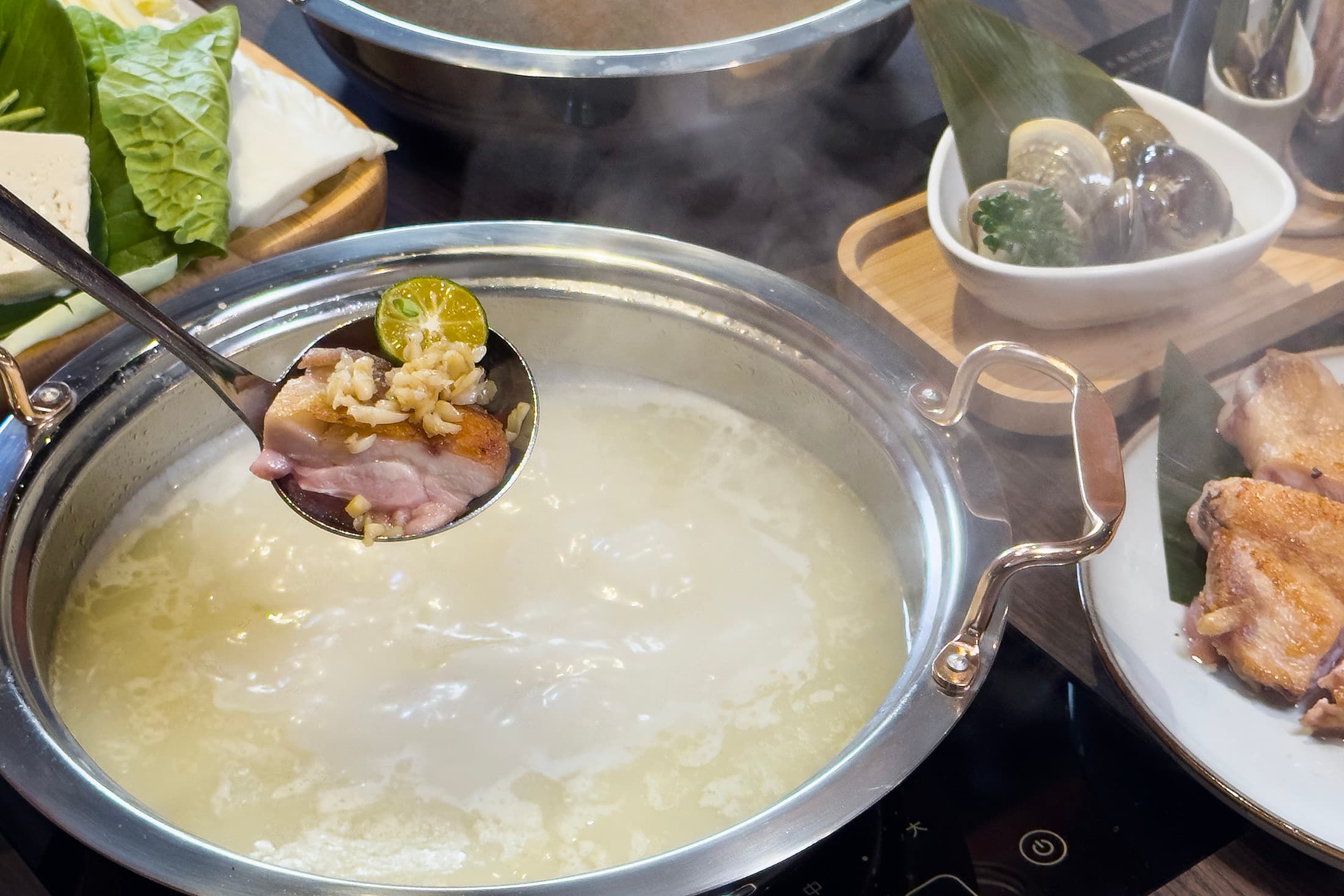 「濃厚蒜味雞白湯」鍋底以整隻新鮮雞隻,經4小時熬煮,再融入樂崎火鍋招牌原味湯底,最終誕生猶如雞白湯拉麵般誘人的乳白色湯品。