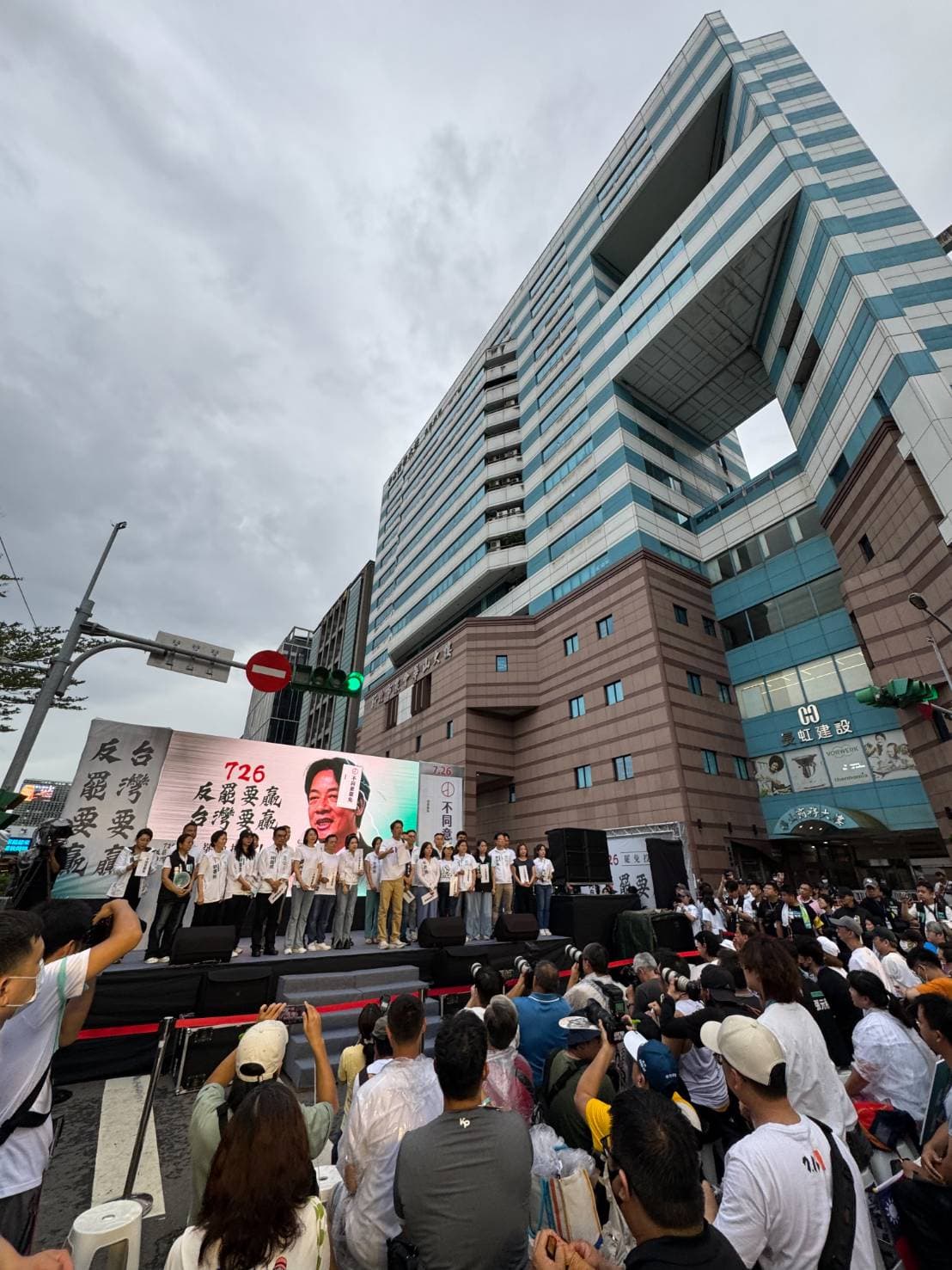 民眾黨今日於民進黨中央黨部前辦造勢活動，活動結束後竟有民眾在民進黨中央門口招牌砸雞蛋。
