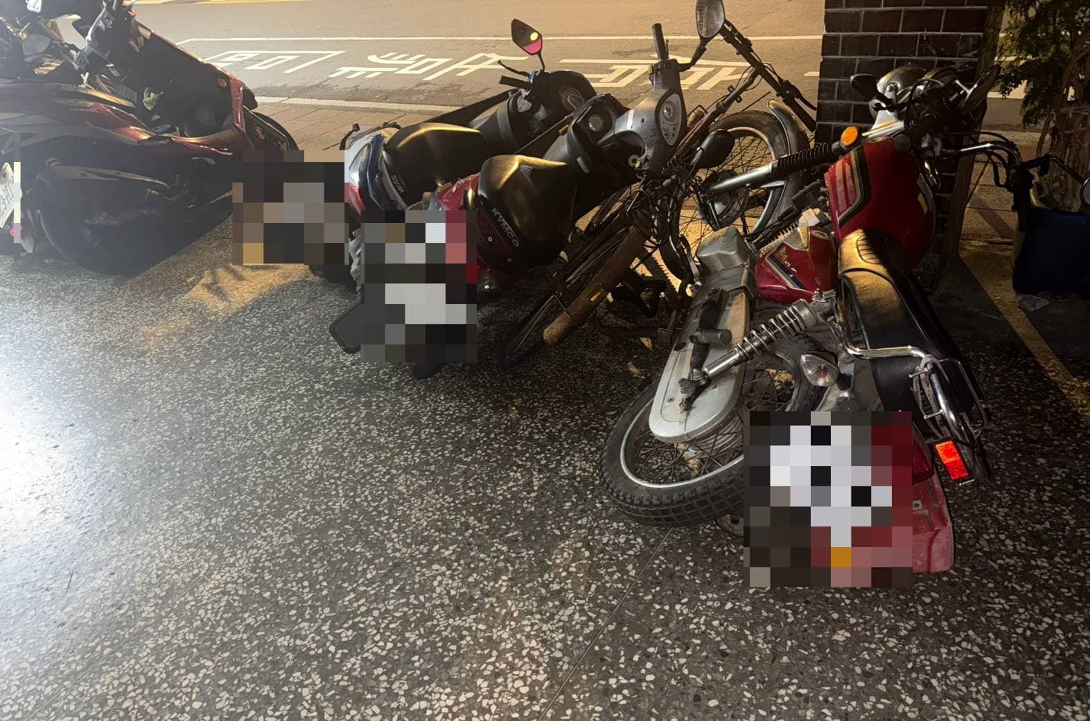 南港男心情不好推倒路邊機車。（警方提供）