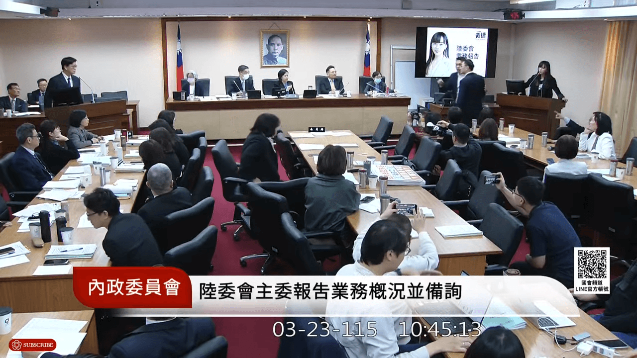李貞秀趁廖先翔離開座位，坐上主席台自稱「代理召委」，黃捷要求時間暫停，綠營召委李柏毅立刻再把廖先翔帶回來。（翻攝自國會頻道）