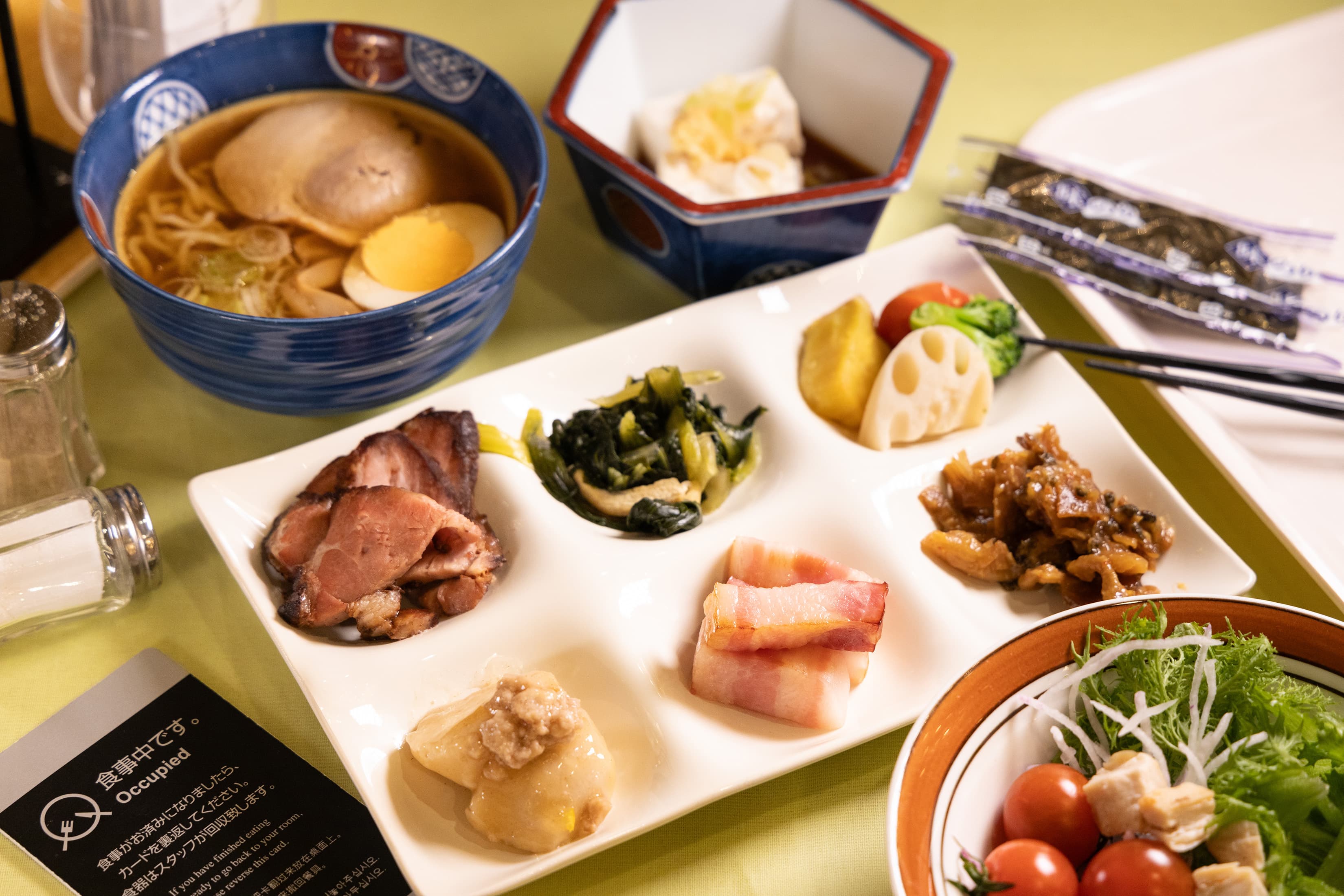 自助式早餐有拉麵、沙拉、咖哩飯等多樣化選擇。