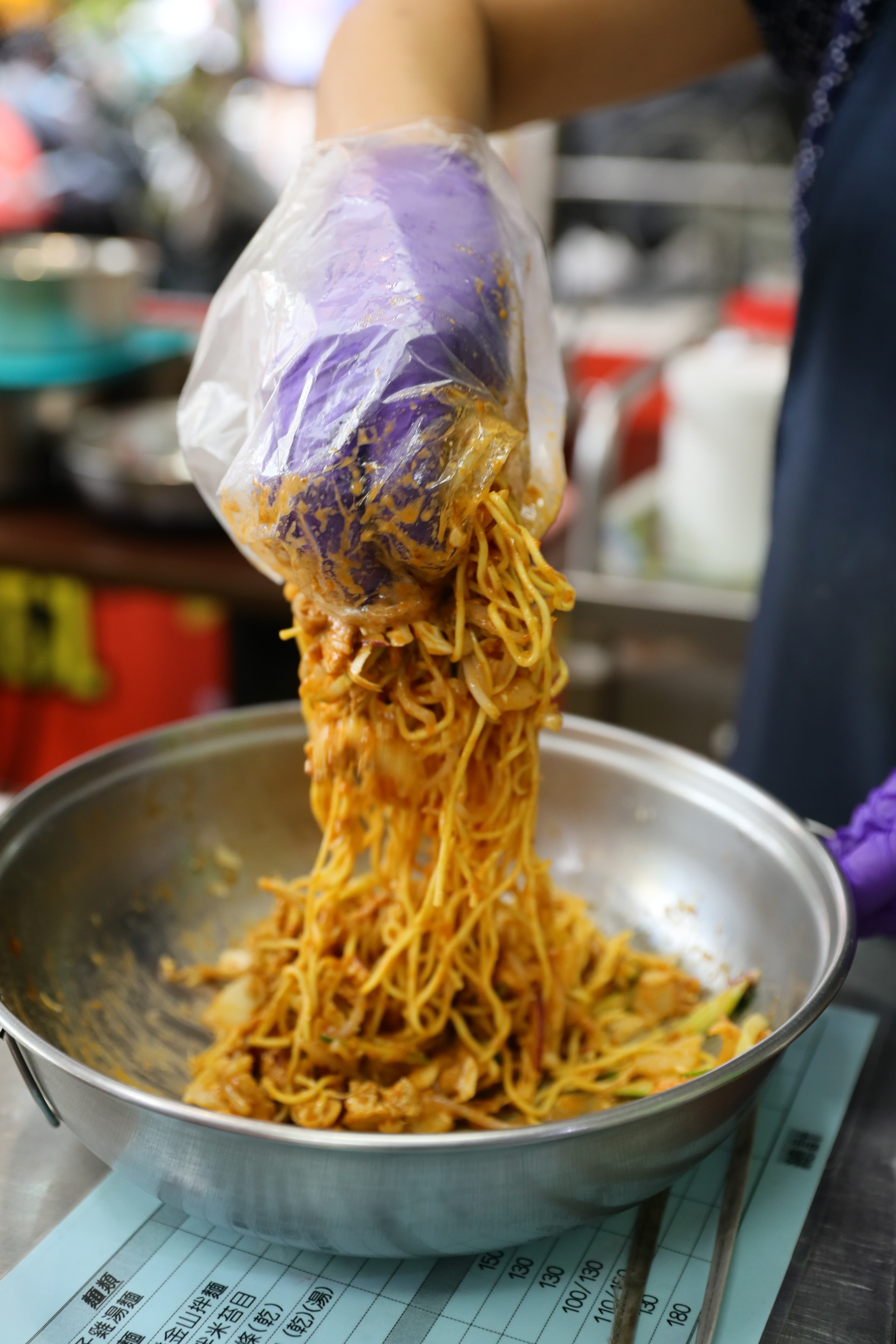 涼拌麵會把醬、料、麵抓拌得很均勻，上桌就可以直接開動。