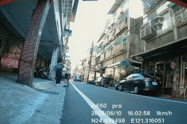女子街頭遇「精神異常男」舉瓶威脅!影片曝光。(翻攝自Threads)