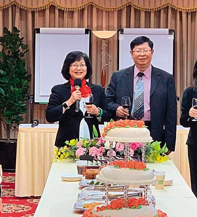 呂秀金（左）、黃振輝（右）接受學員慶生祝賀。（受訪者提供）