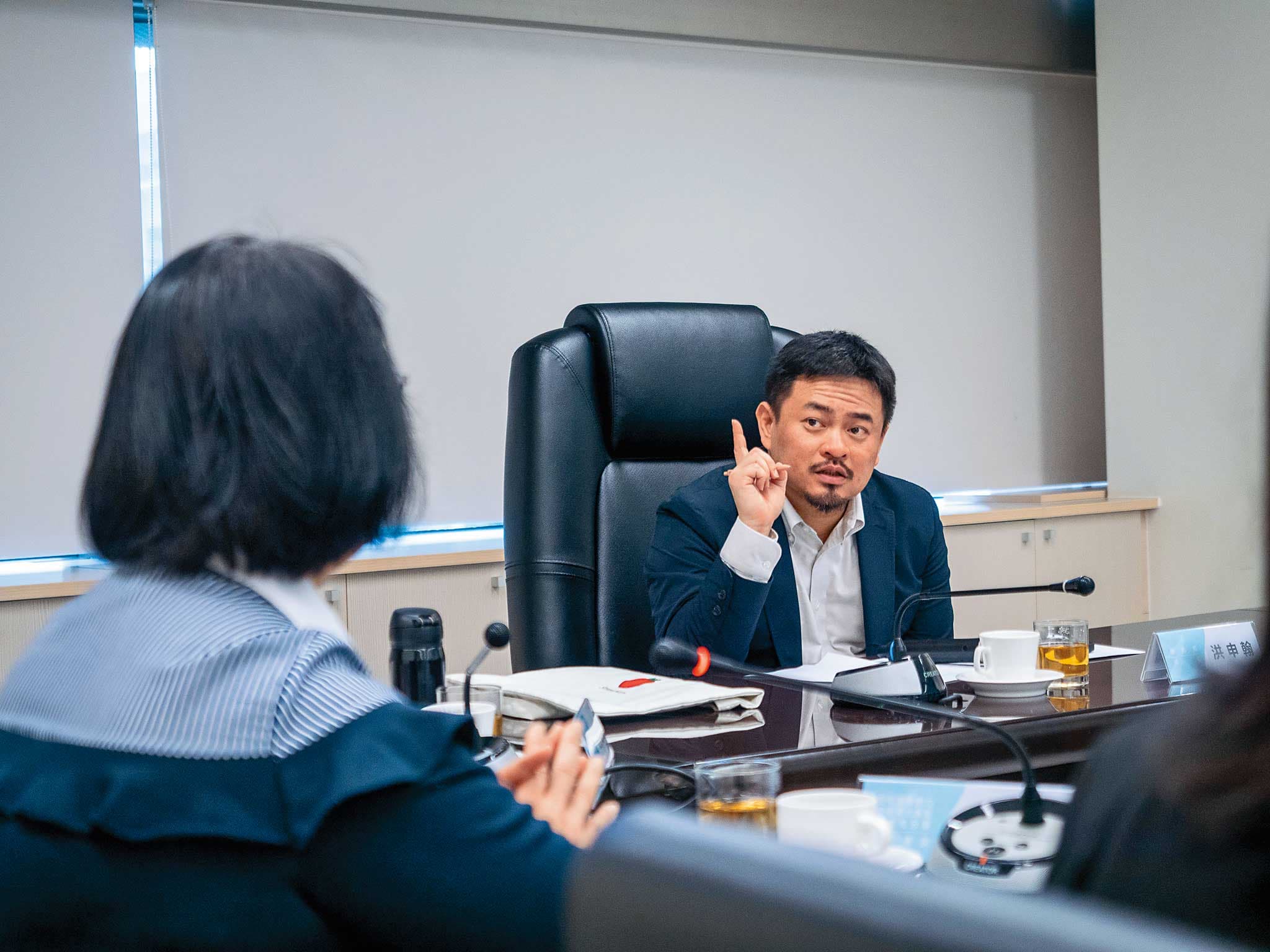 勞動部長洪申翰遭控擔任立委期間過於袒護移工，如今上任後依舊視雇主權益如無物。（翻攝勞動部官網）