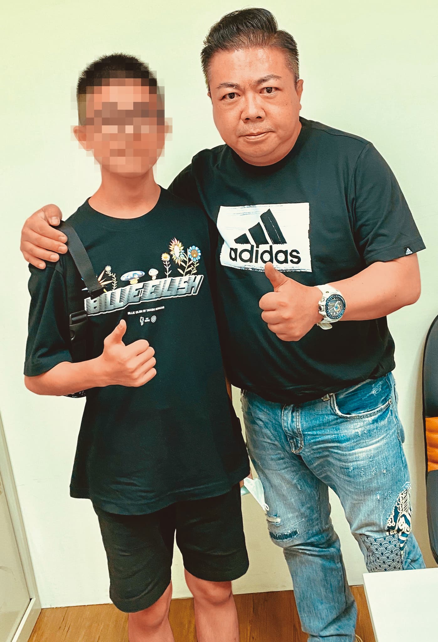 董至成(右)因為對媒體膨風,讓兒子(左)不開心。 (翻攝自董至成-董月花臉書)